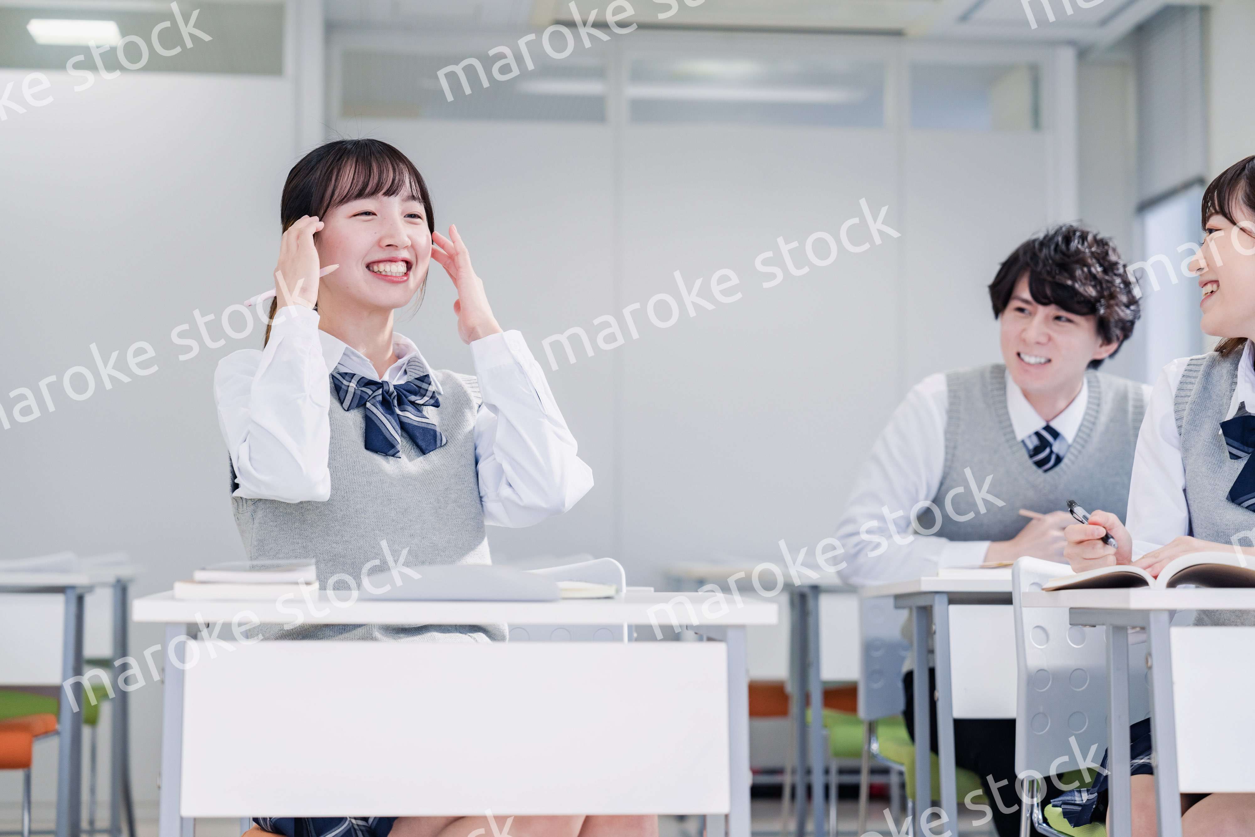 教室でディベートをする高校生