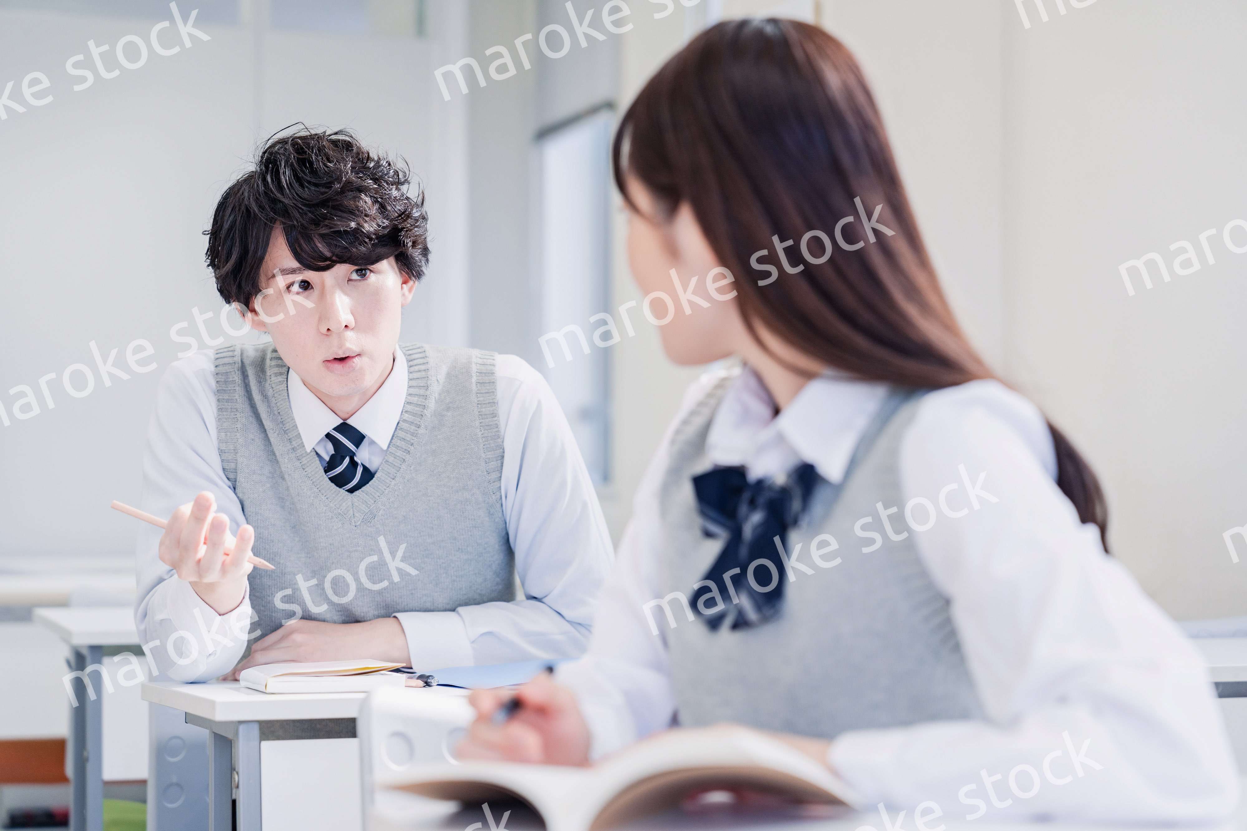 教室でディベートをする高校生