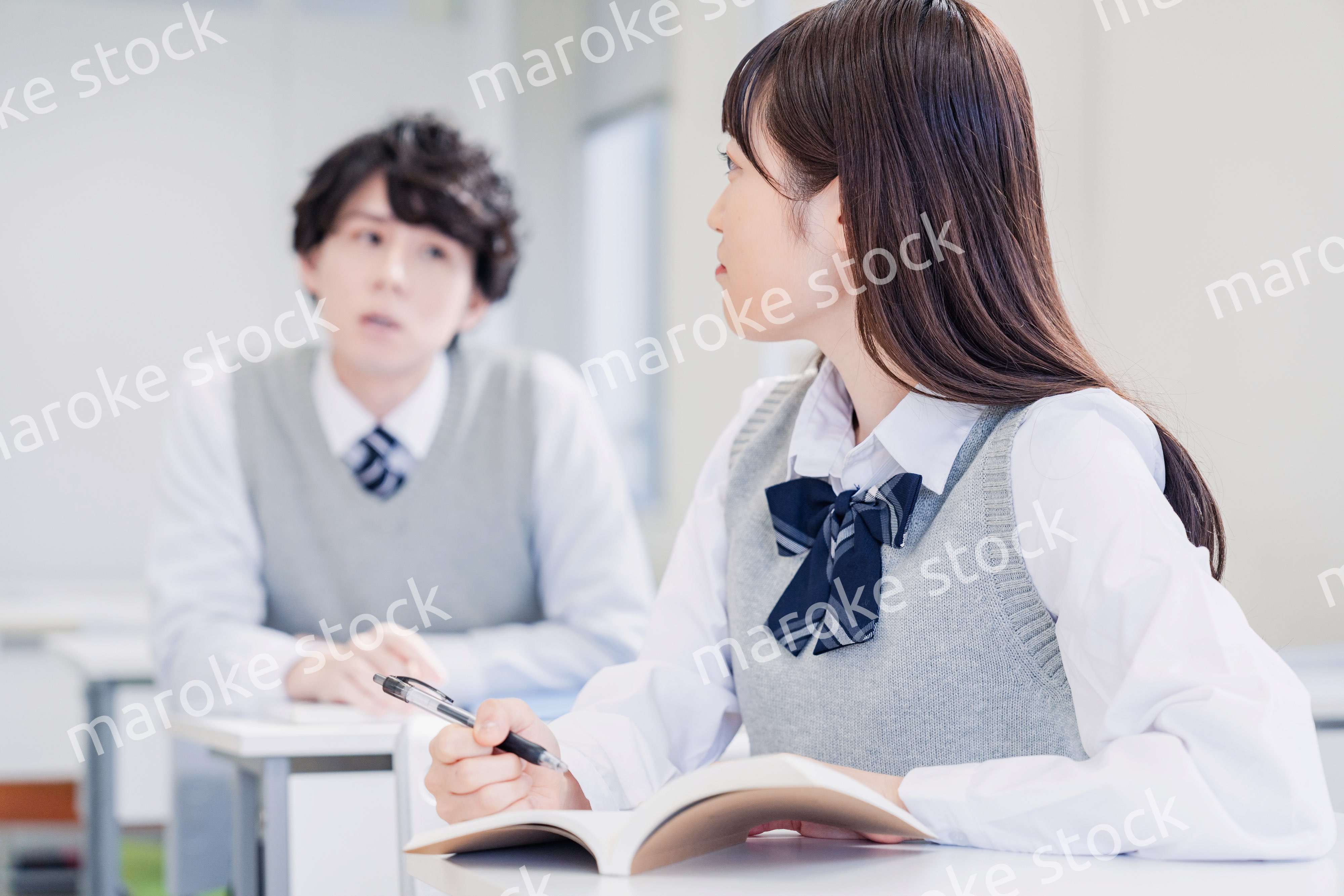 教室でディベートをする高校生