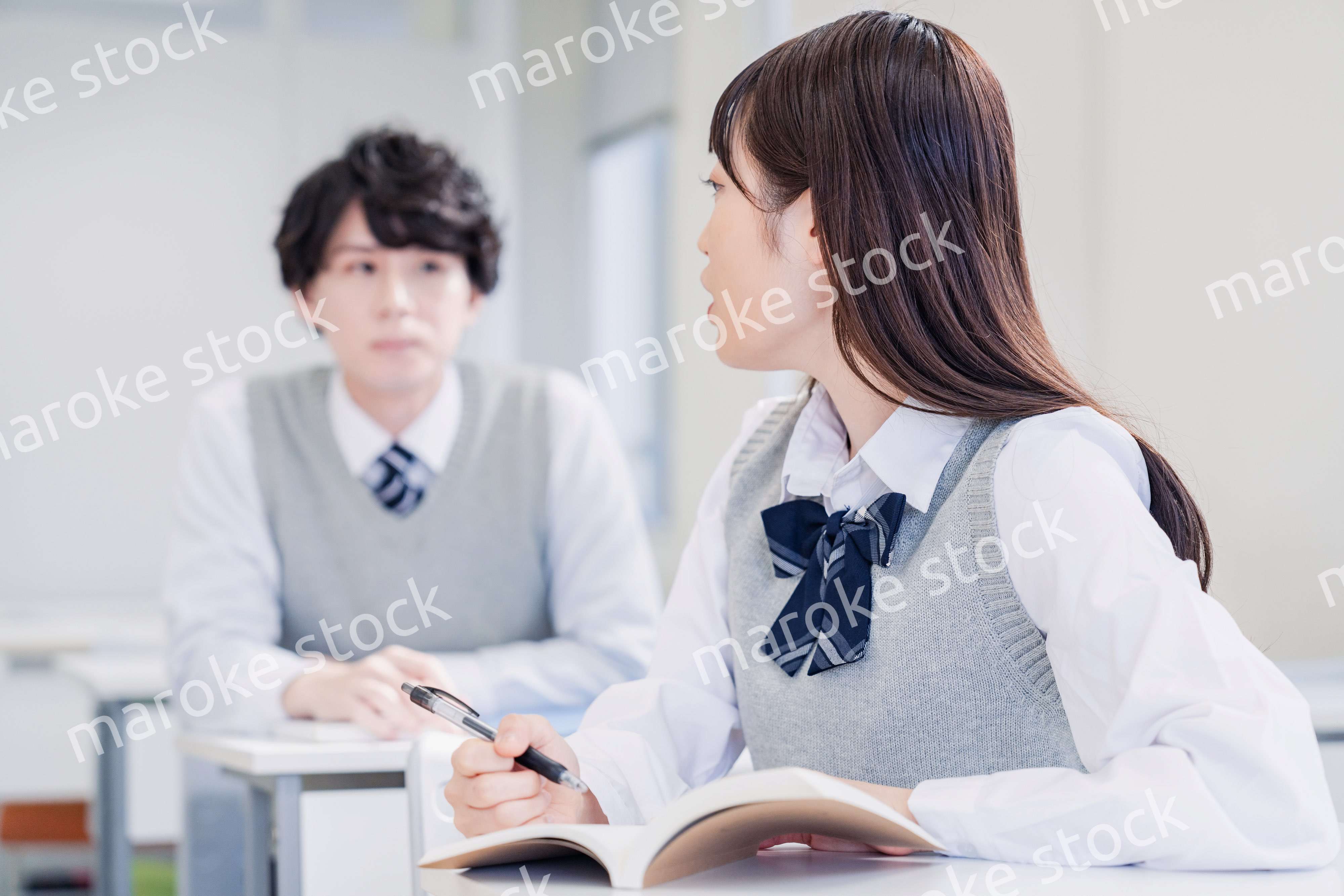 教室でディベートをする高校生