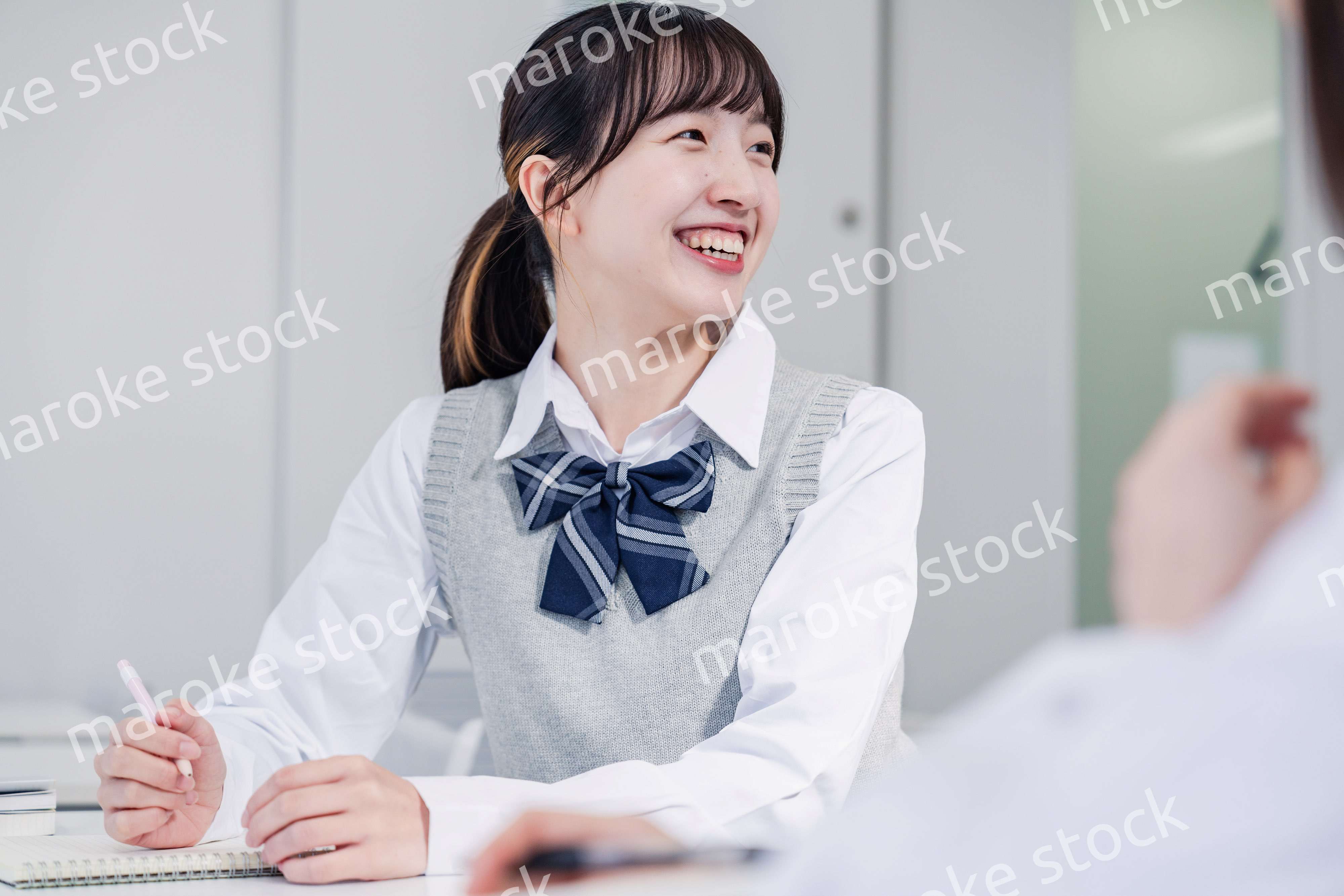 教室で休み時間に話す女子高生