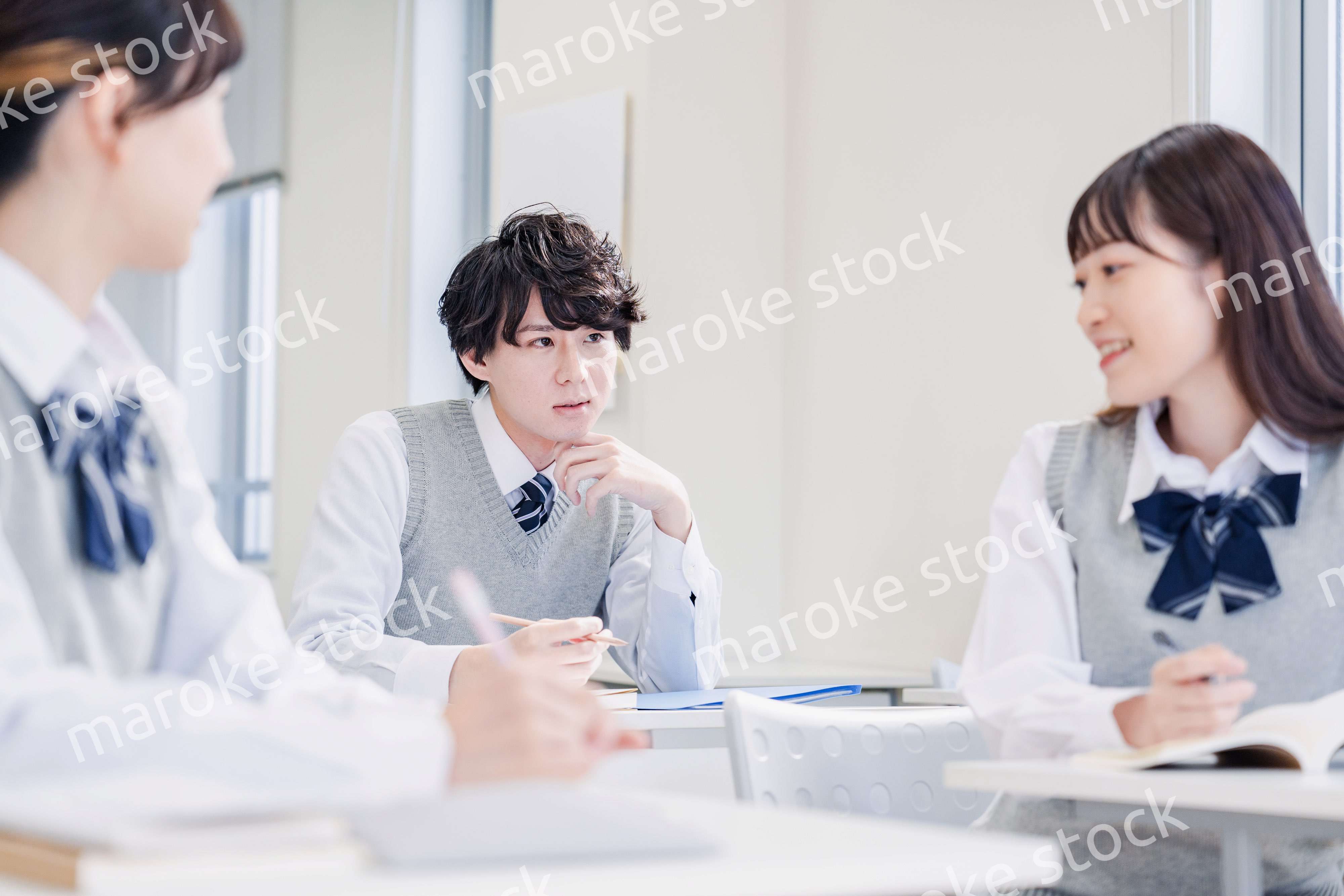 教室でディベートをする高校生