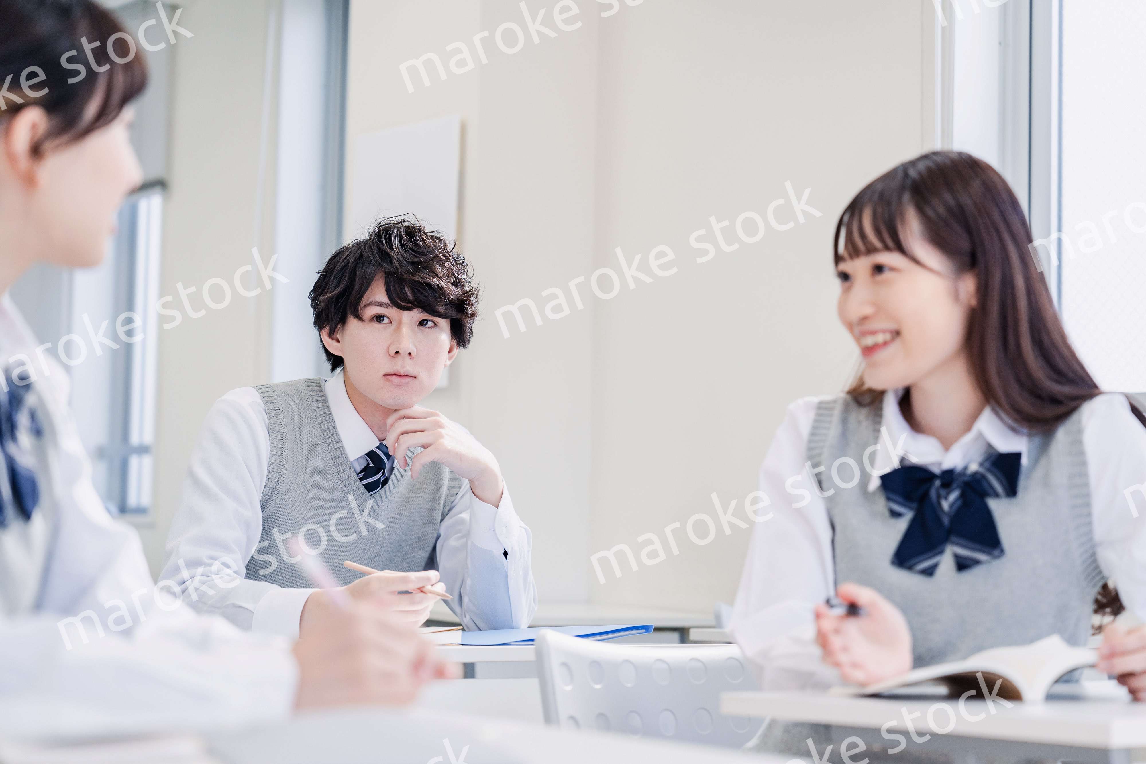 教室でディベートをする高校生