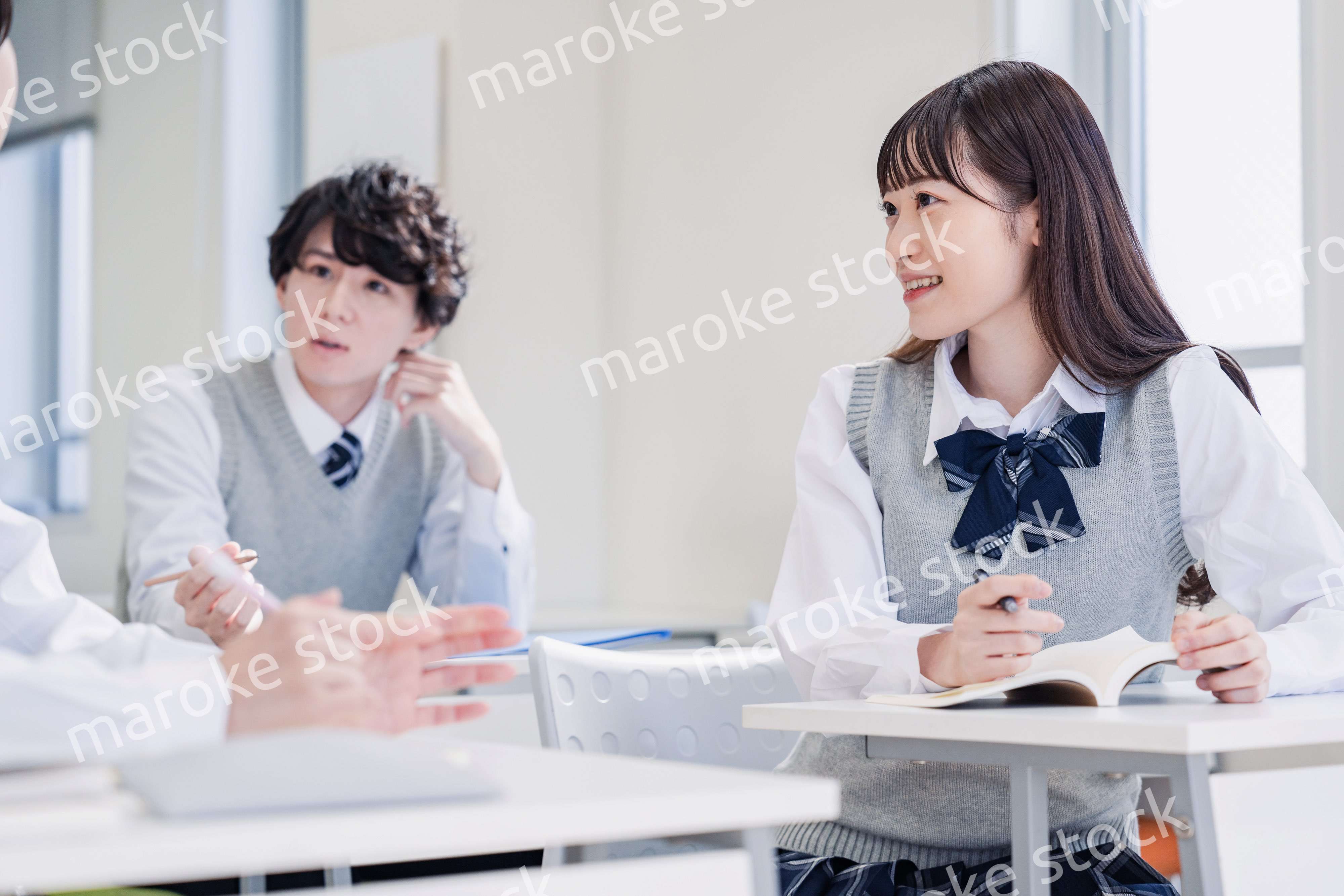 教室でディベートをする高校生