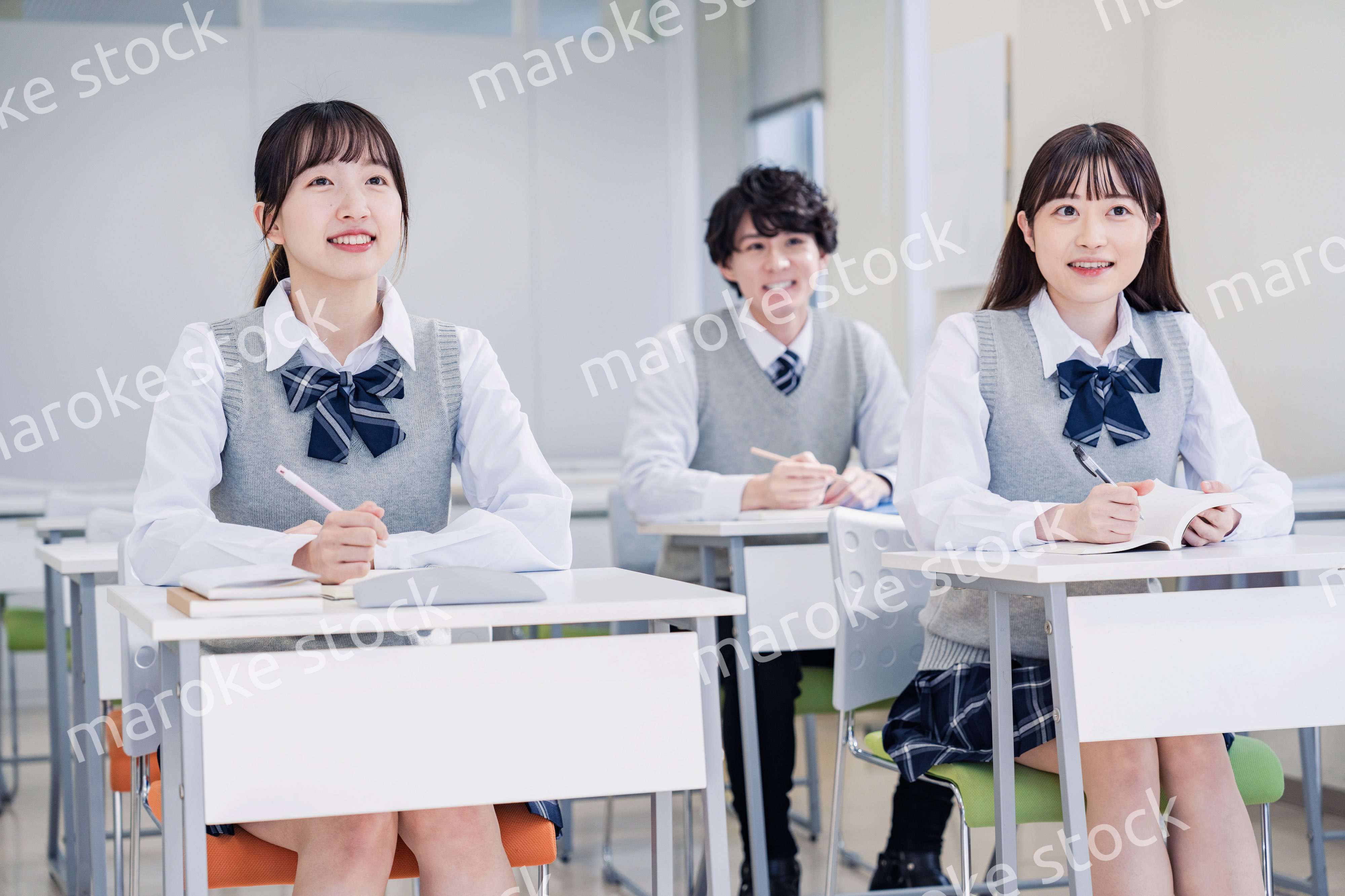 教室で楽しく授業を受ける高校生