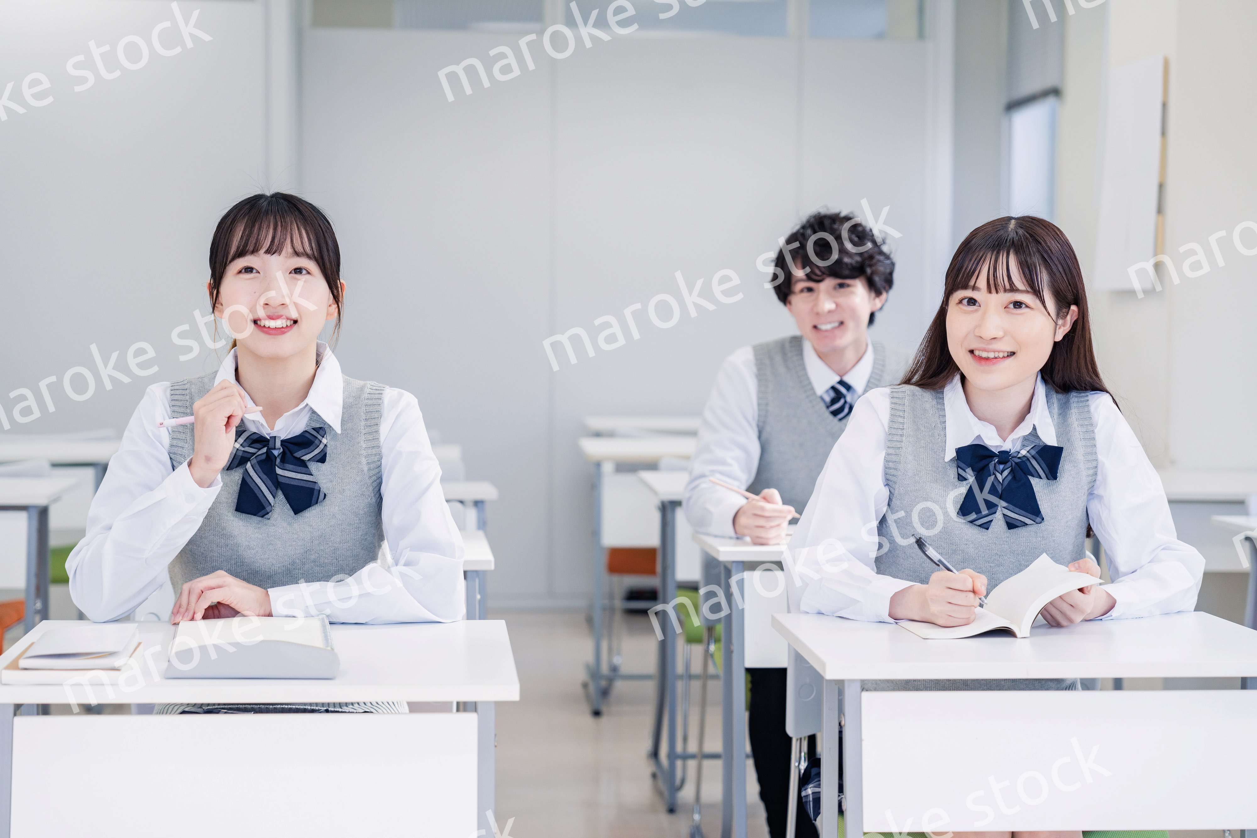 教室で楽しく授業を受ける高校生