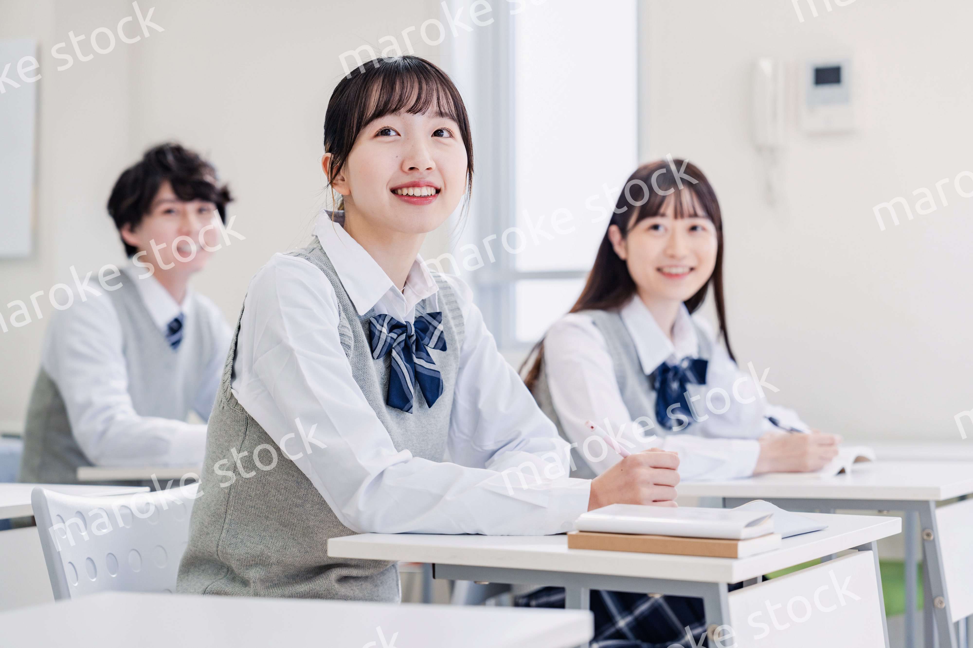 教室で楽しく授業を受ける高校生