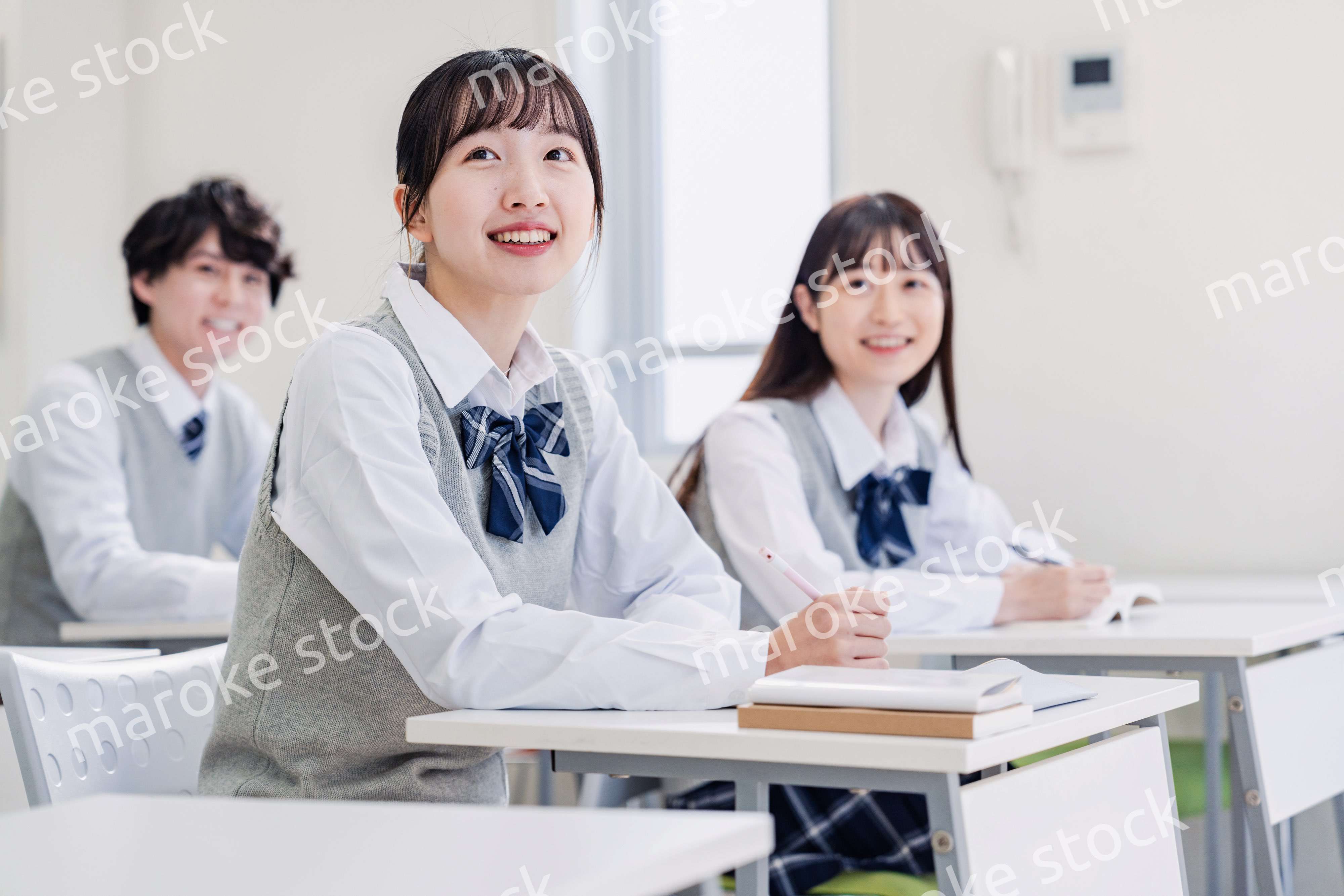 教室で楽しく授業を受ける高校生