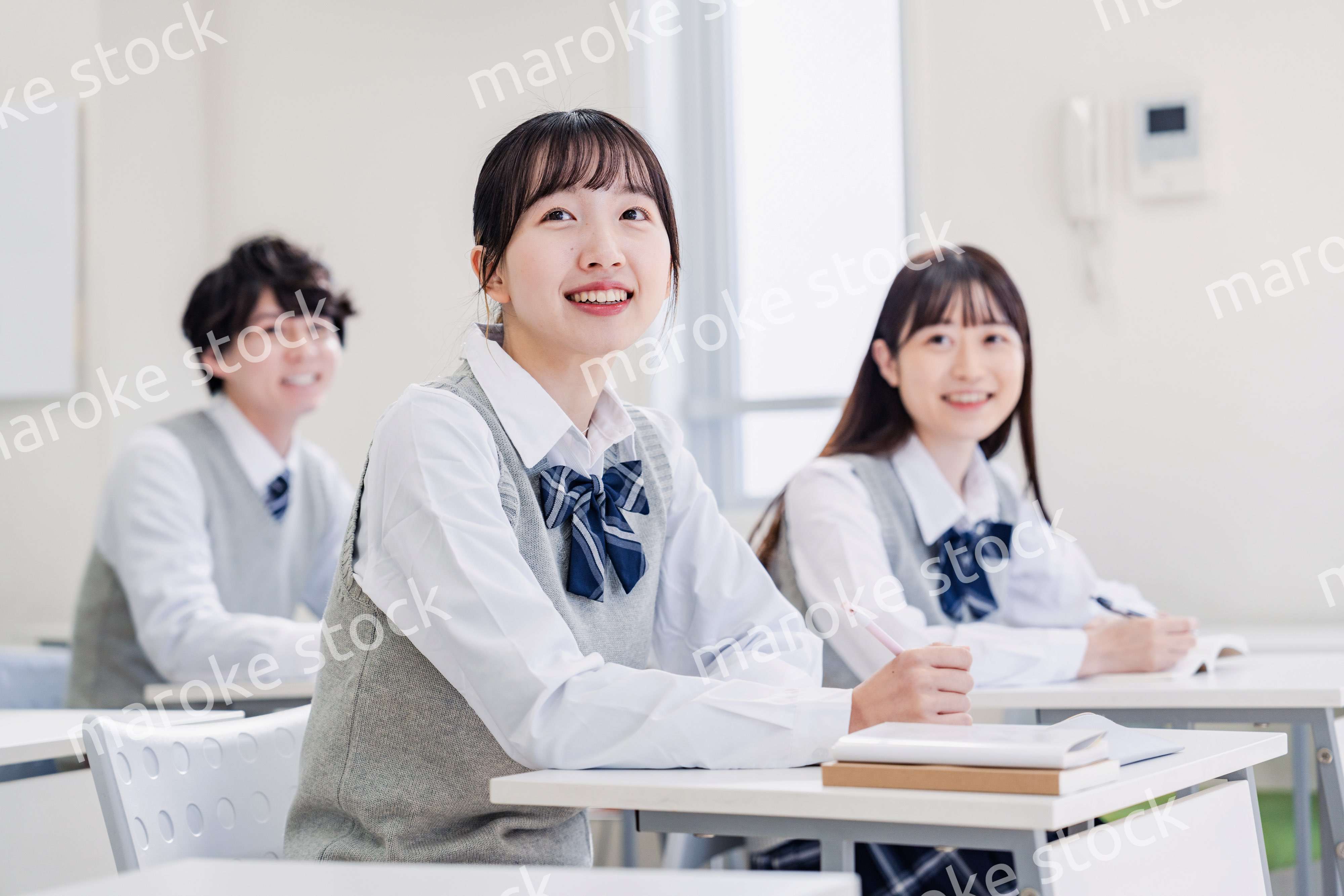 教室で楽しく授業を受ける高校生