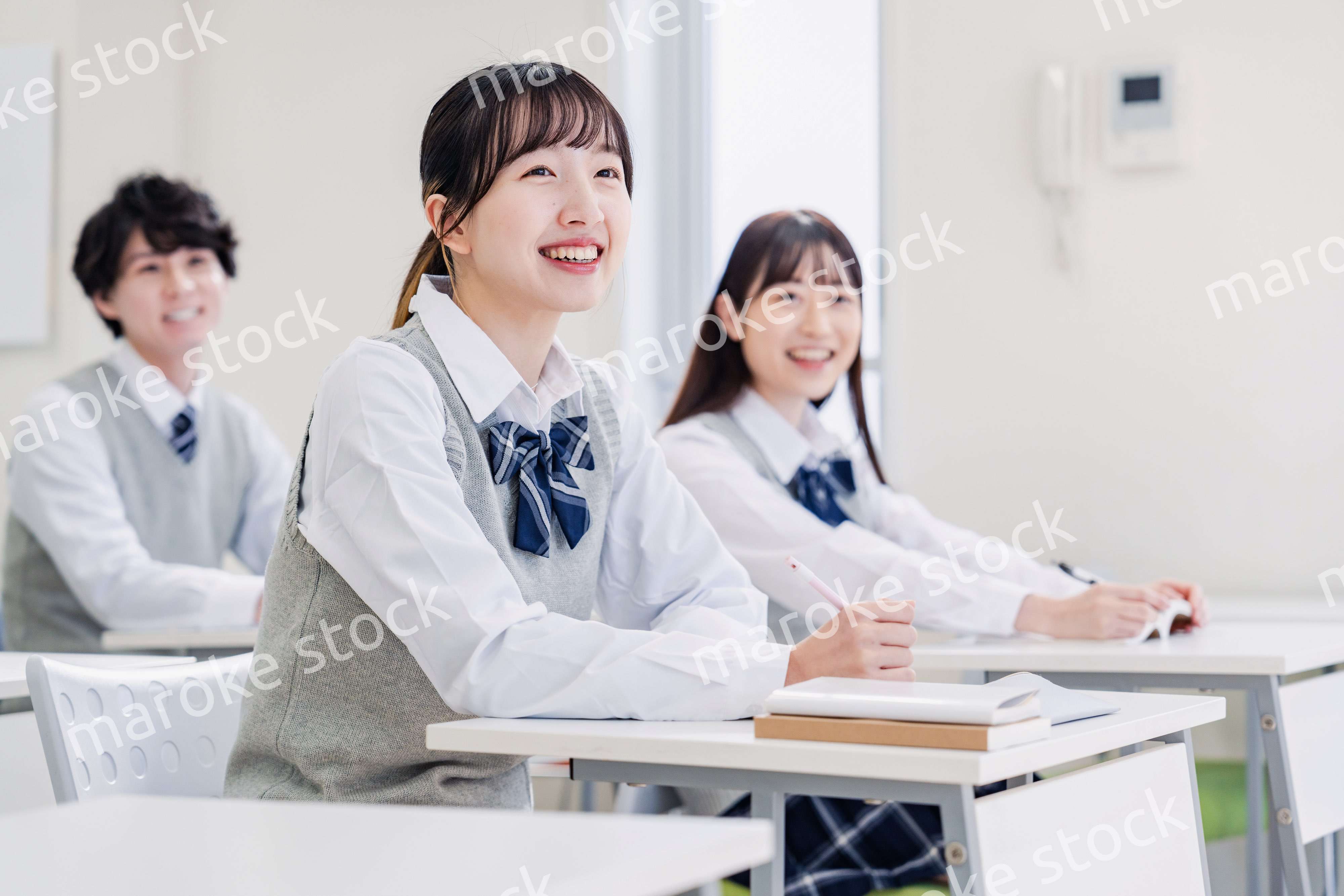 教室で楽しく授業を受ける高校生
