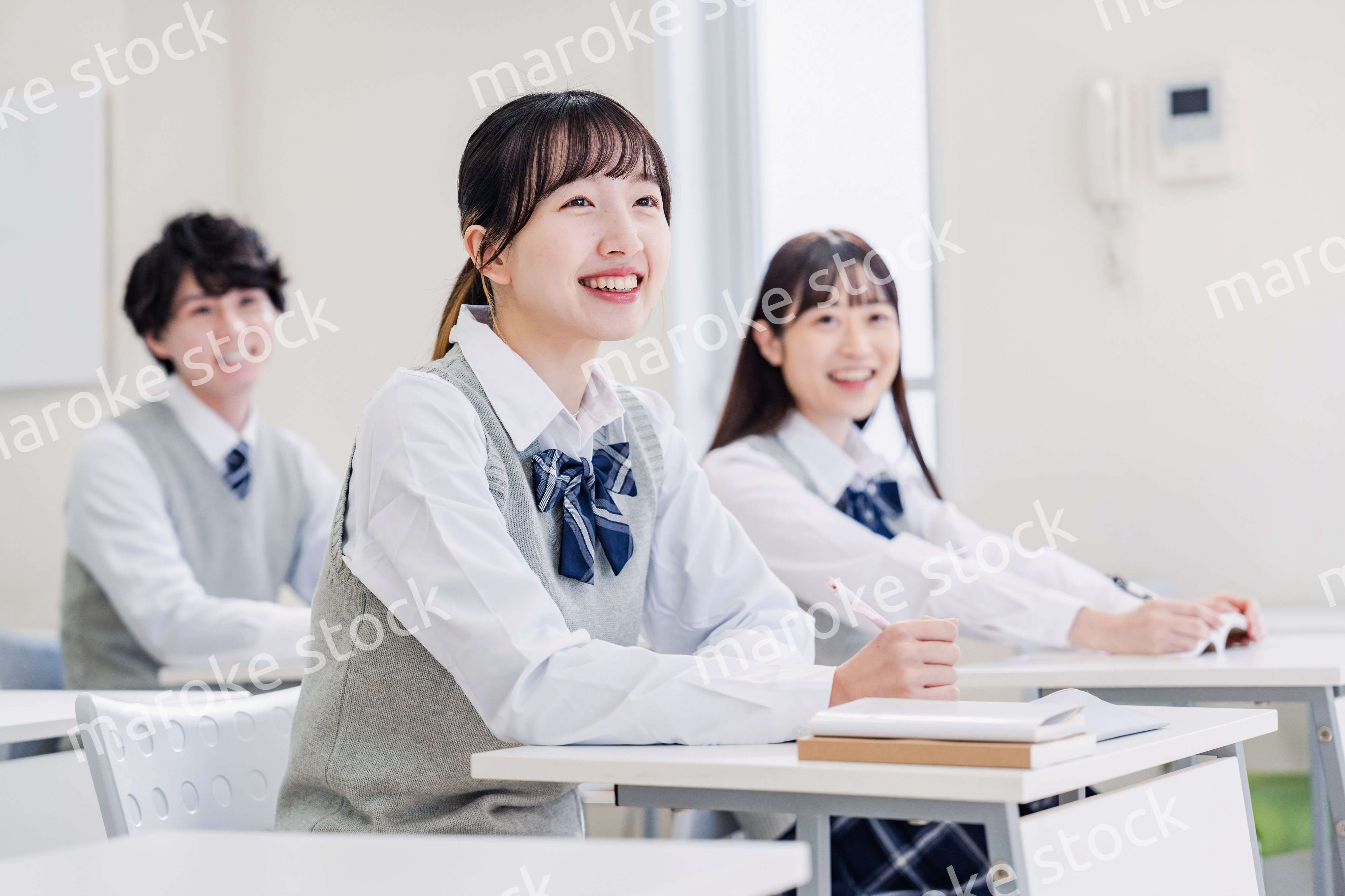 教室で楽しく授業を受ける高校生