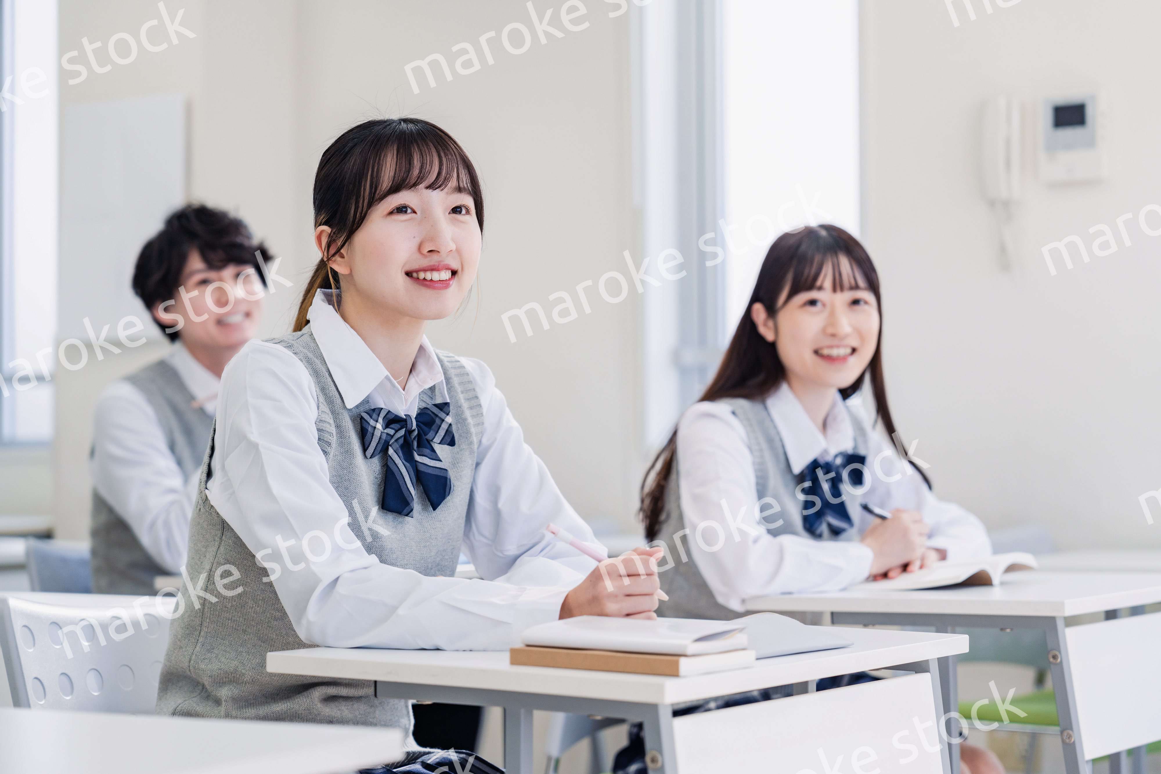 教室で楽しく授業を受ける高校生