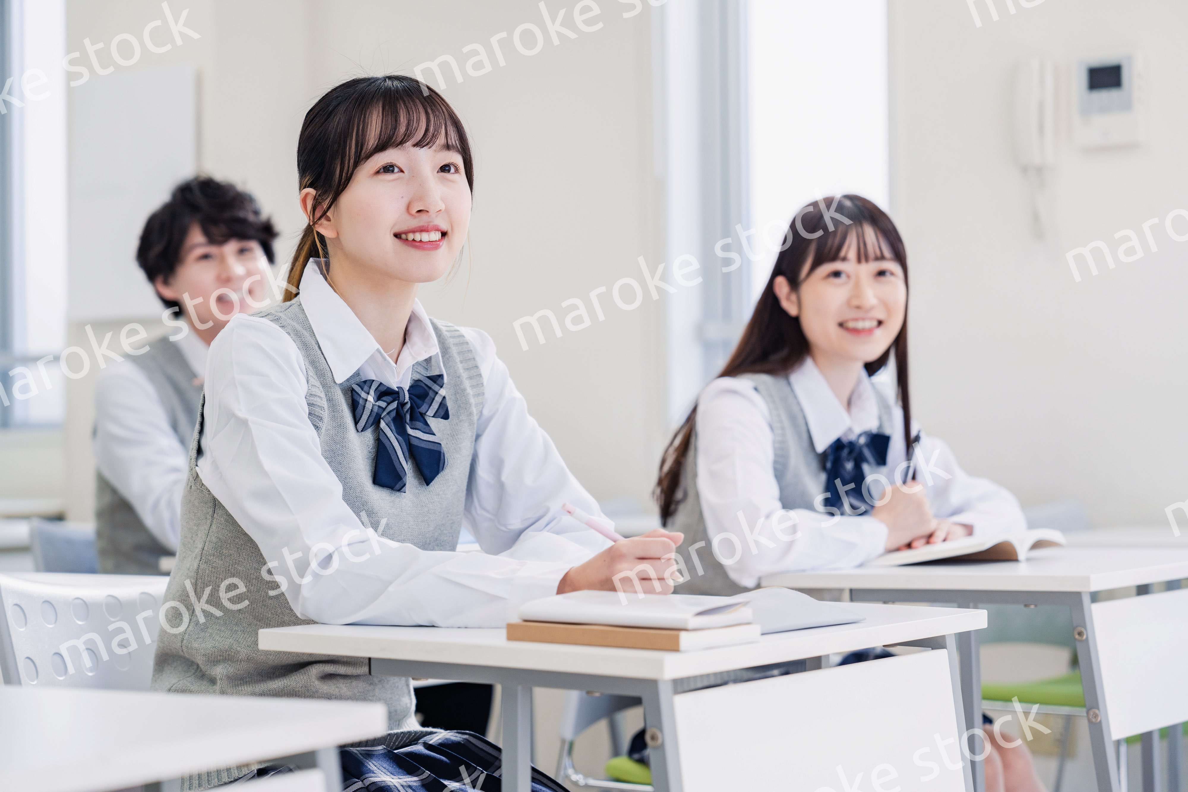 教室で楽しく授業を受ける高校生