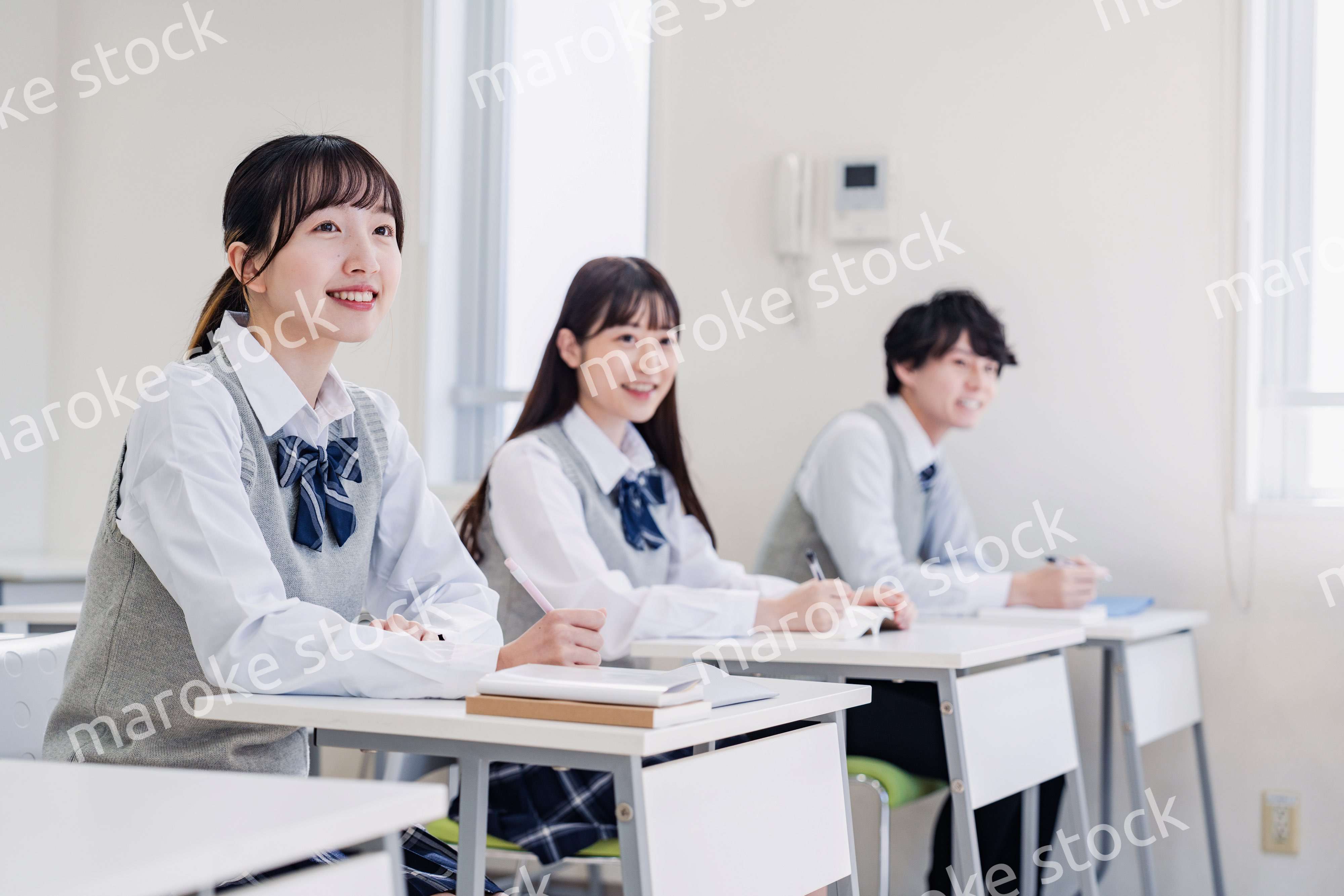 教室で楽しく授業を受ける高校生