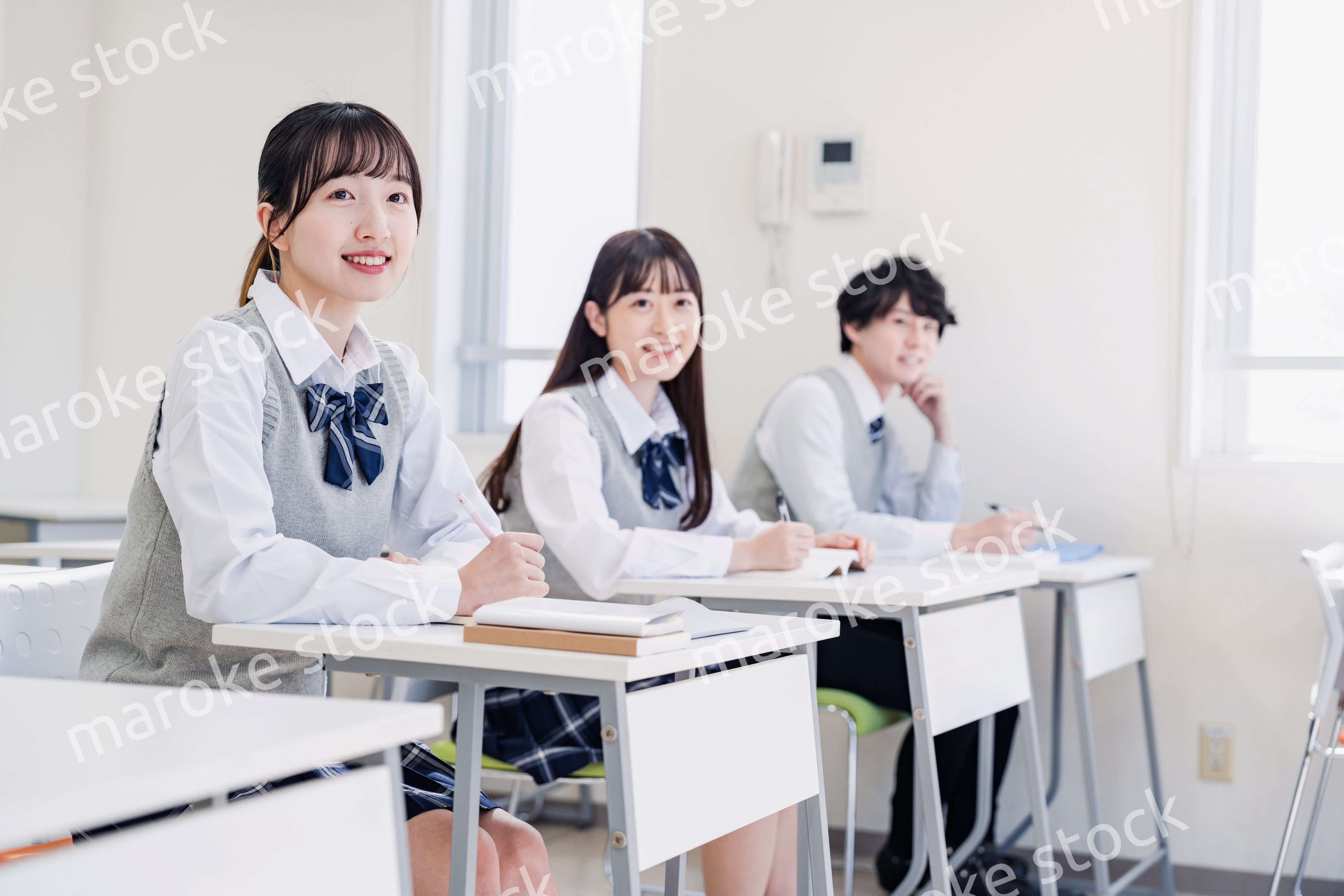 教室で楽しく授業を受ける高校生
