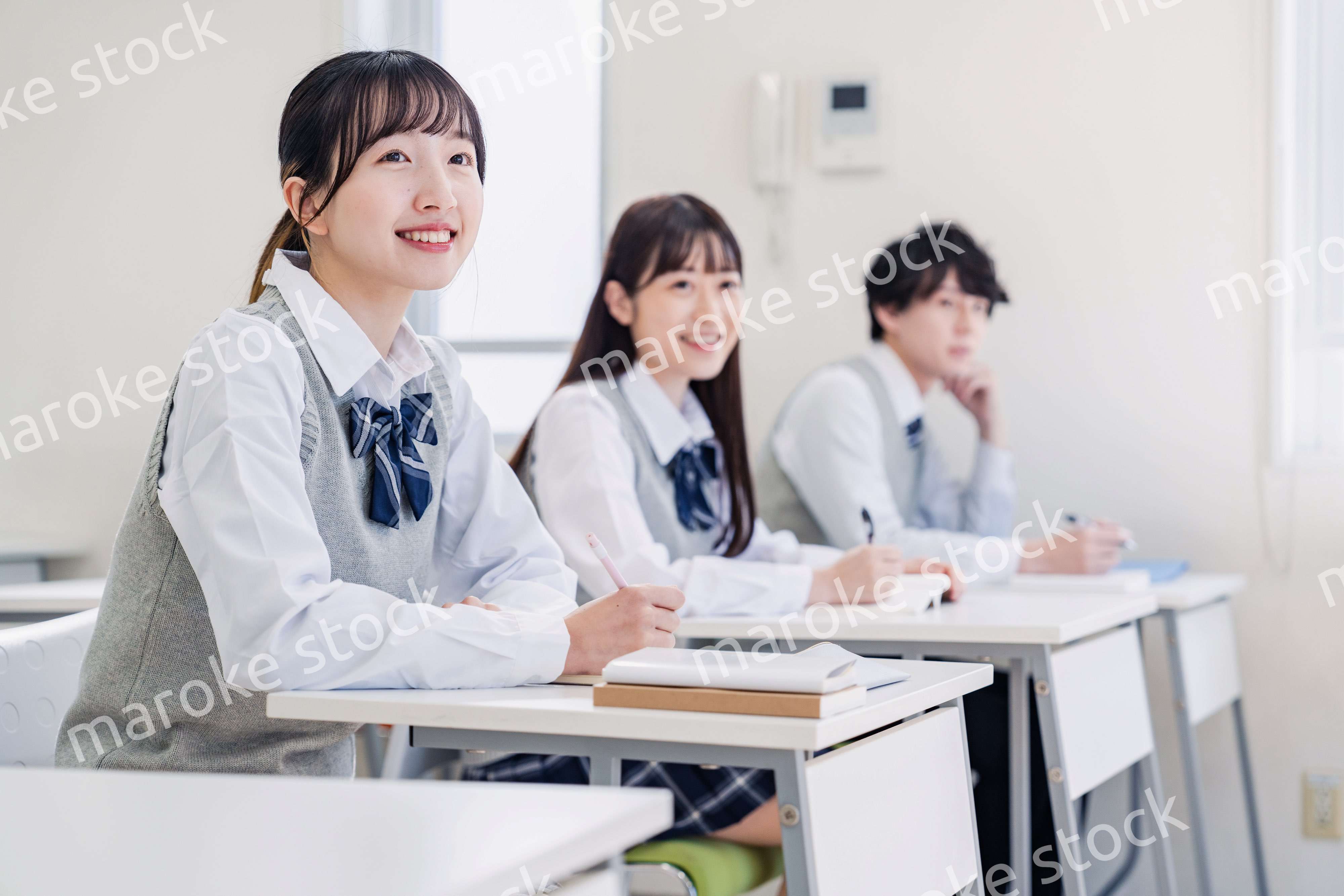 教室で楽しく授業を受ける高校生