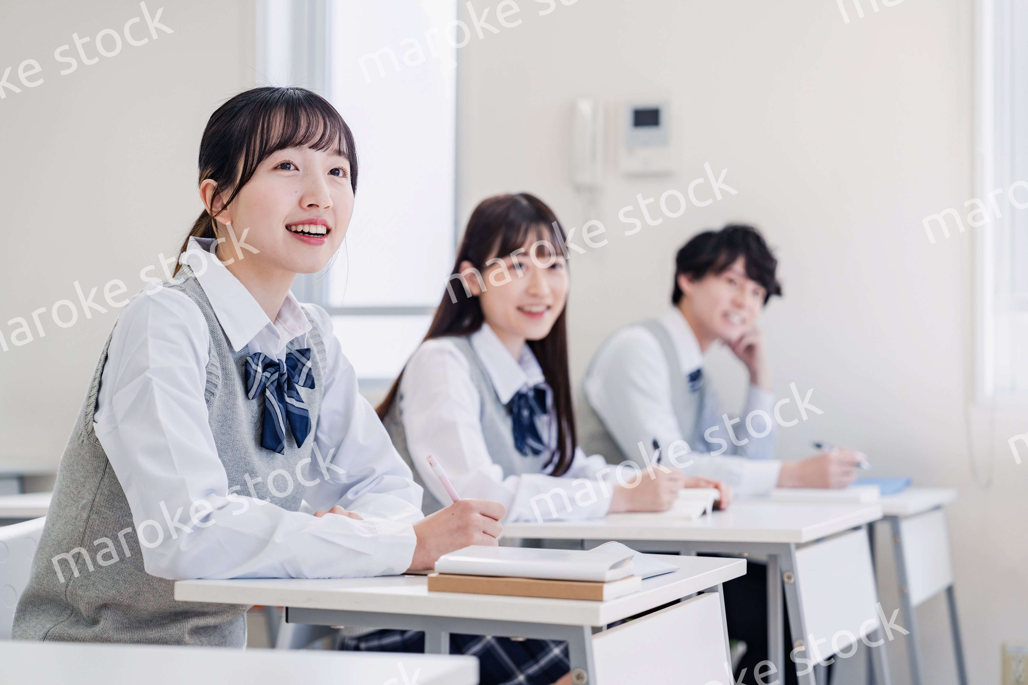 教室で楽しく授業を受ける高校生