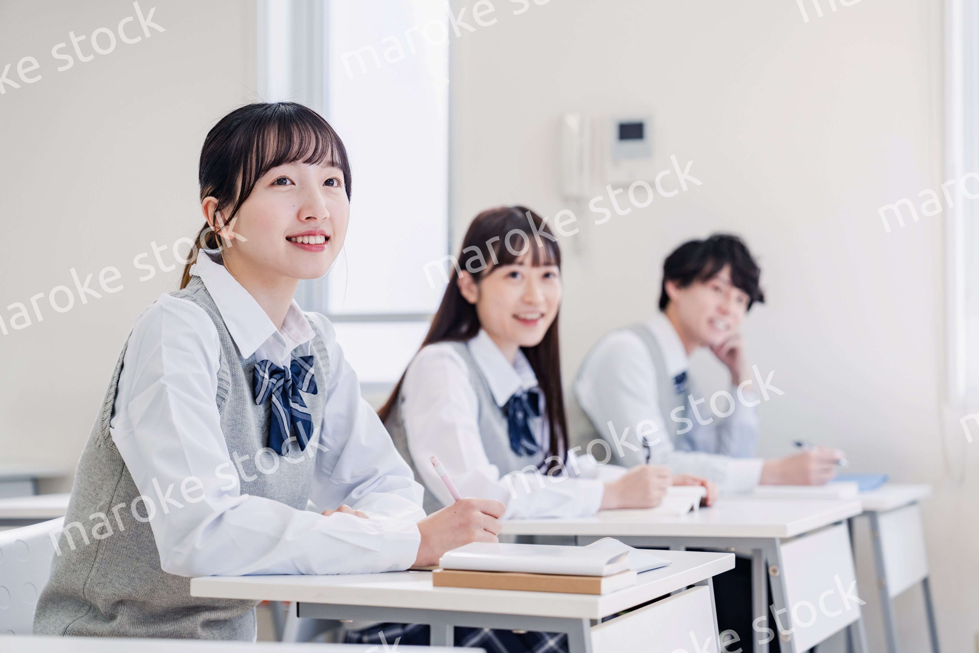 教室で楽しく授業を受ける高校生