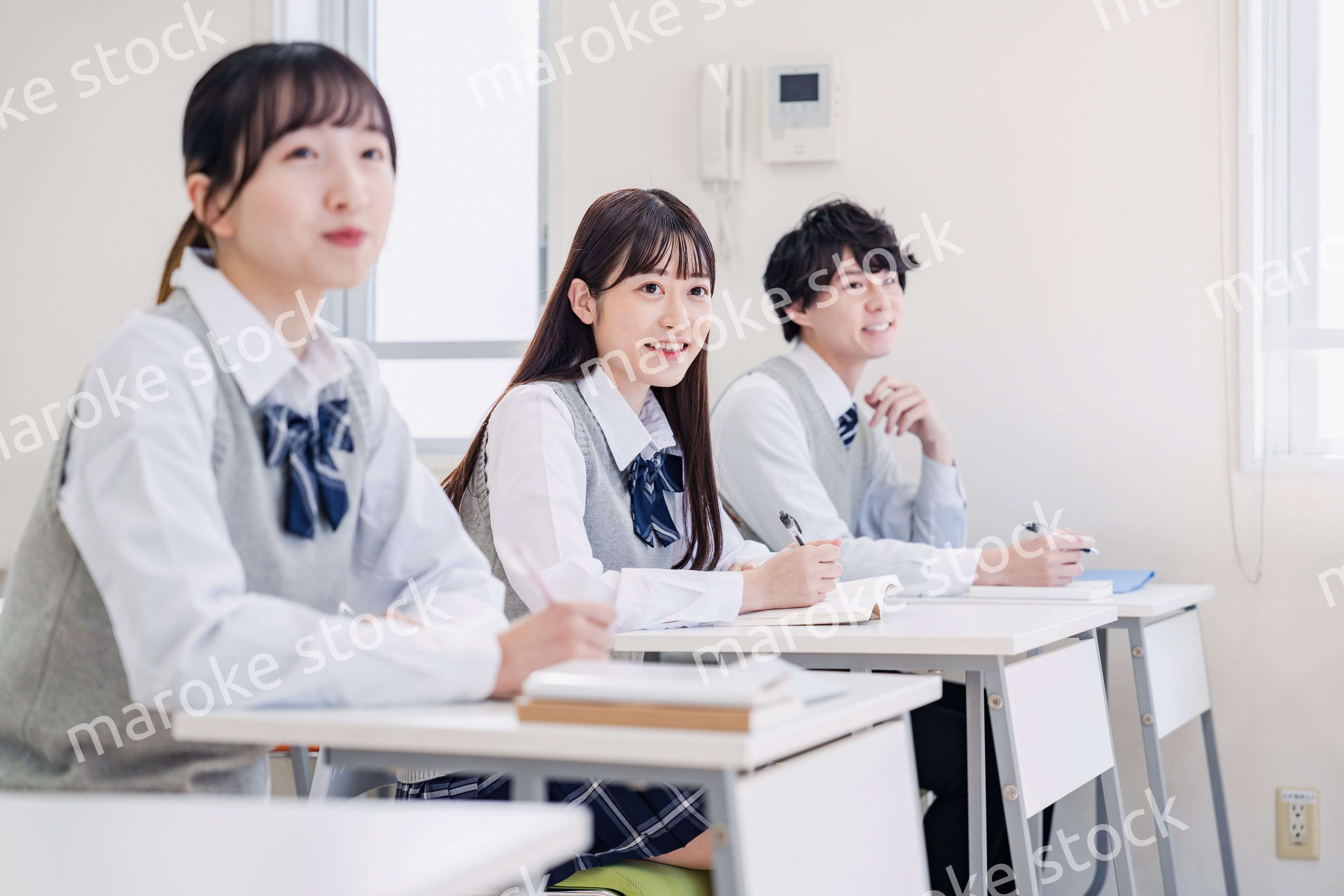 教室で楽しく授業を受ける高校生