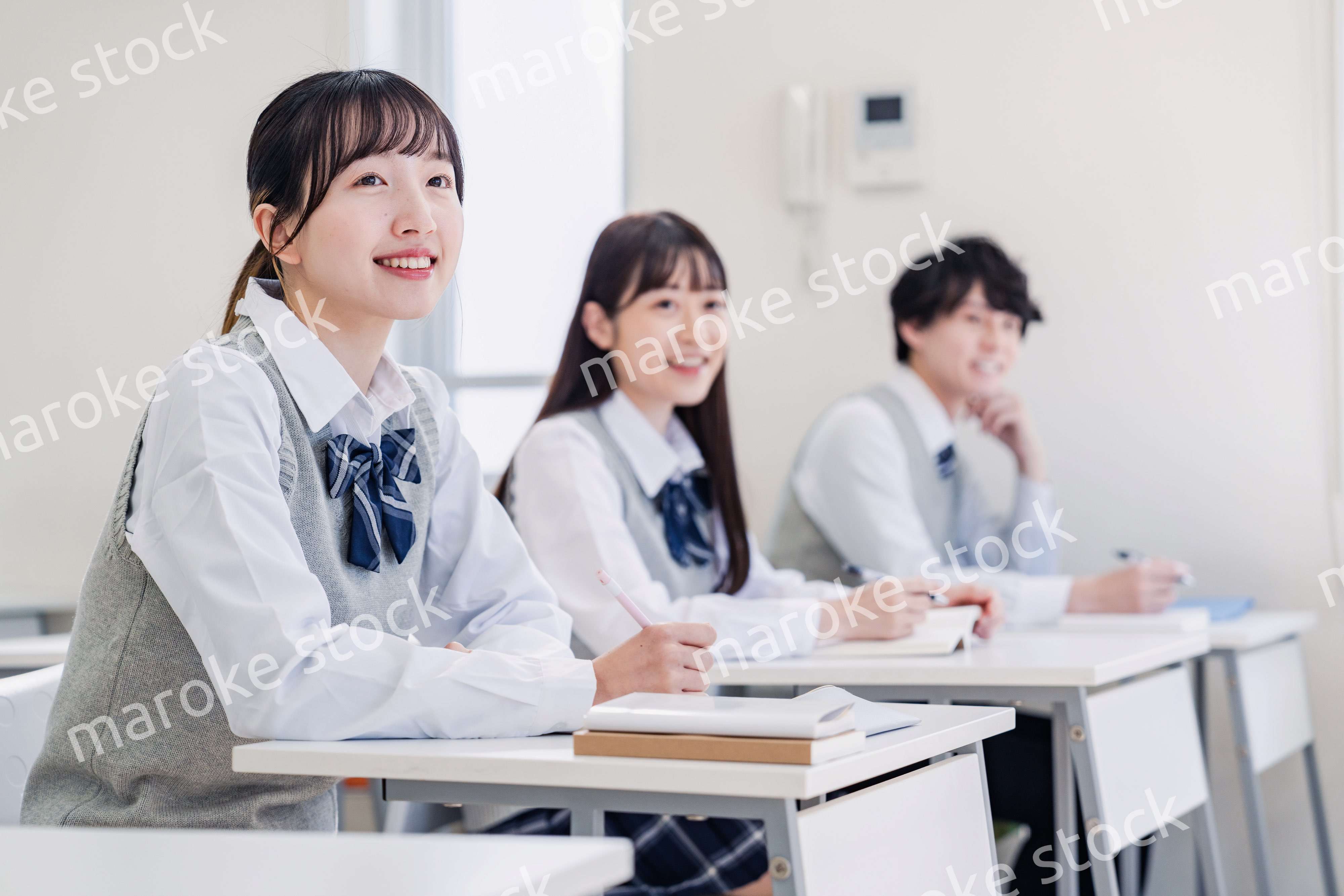 教室で楽しく授業を受ける高校生