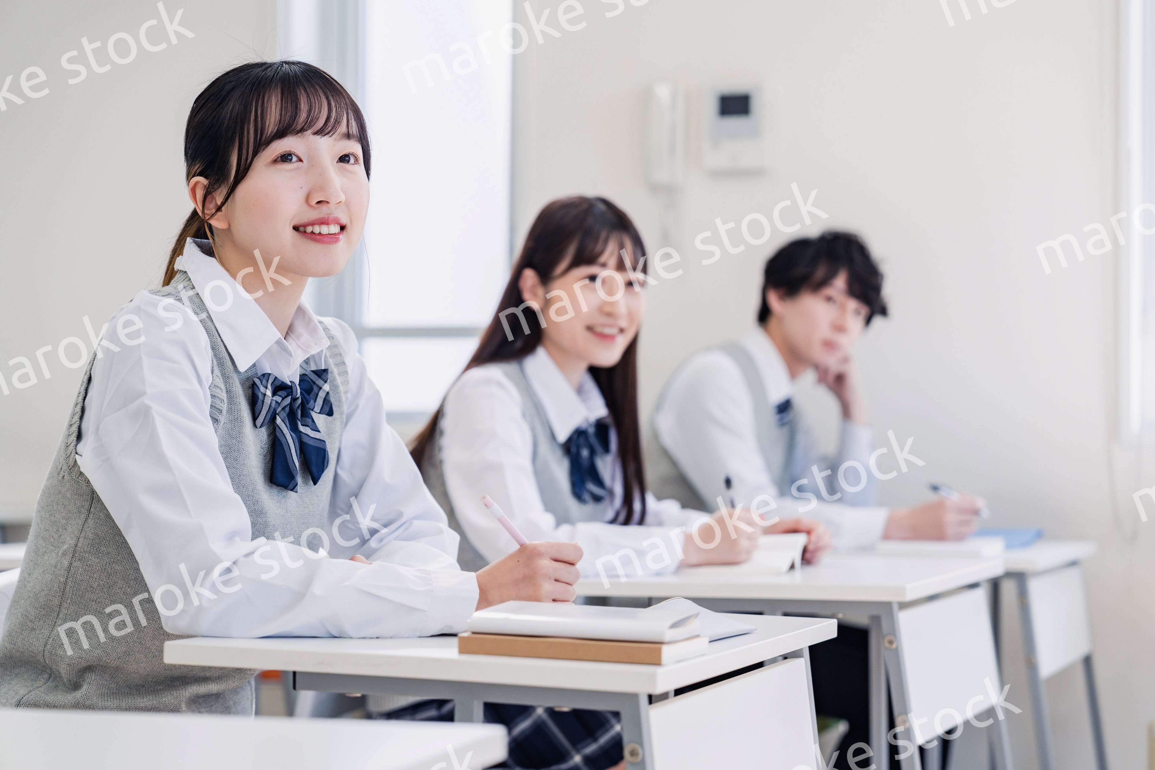 教室で楽しく授業を受ける高校生