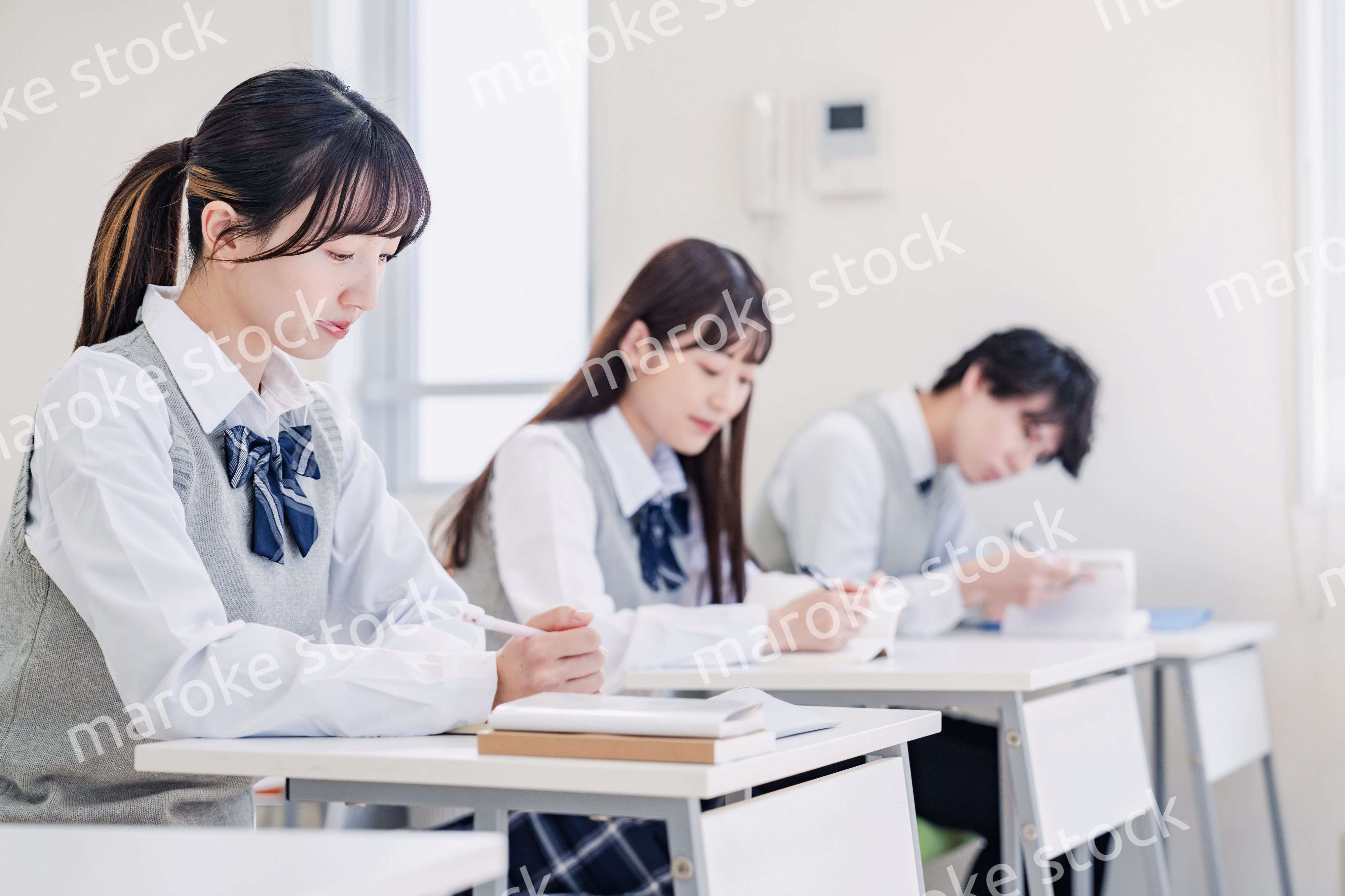 集中してノートを取る高校生