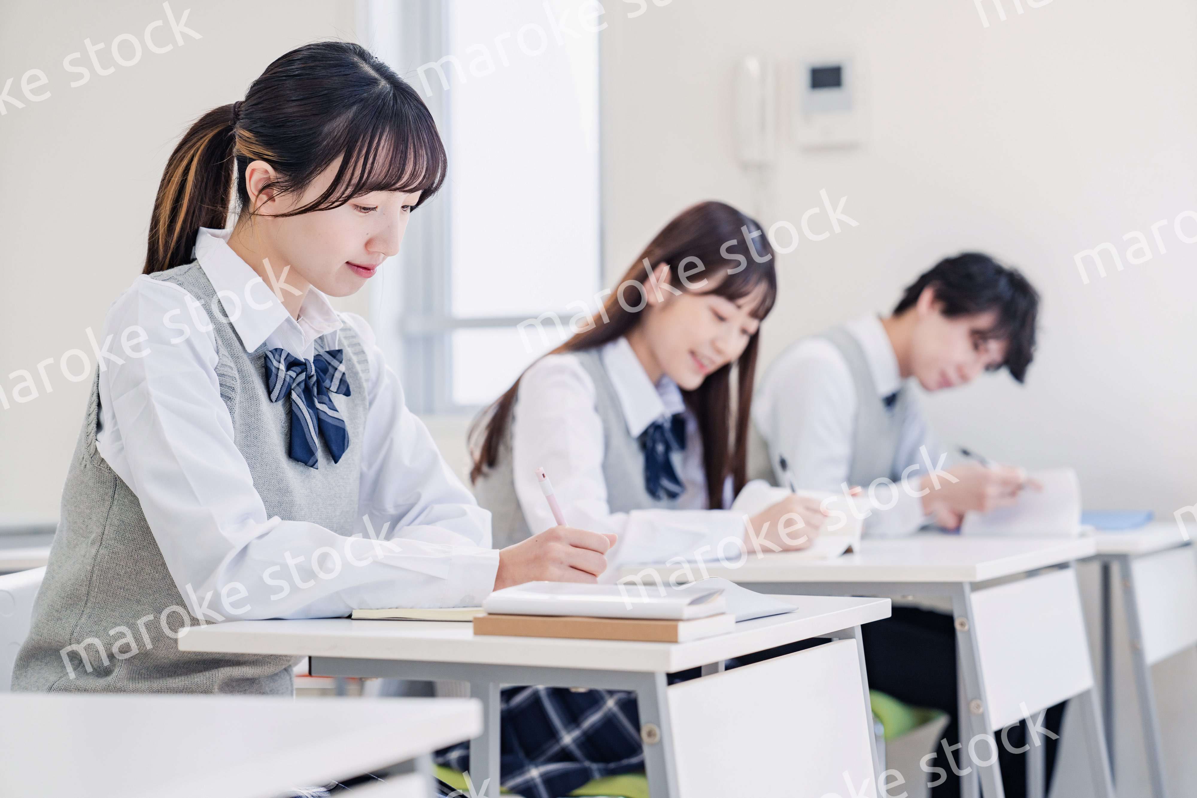 集中してノートを取る高校生