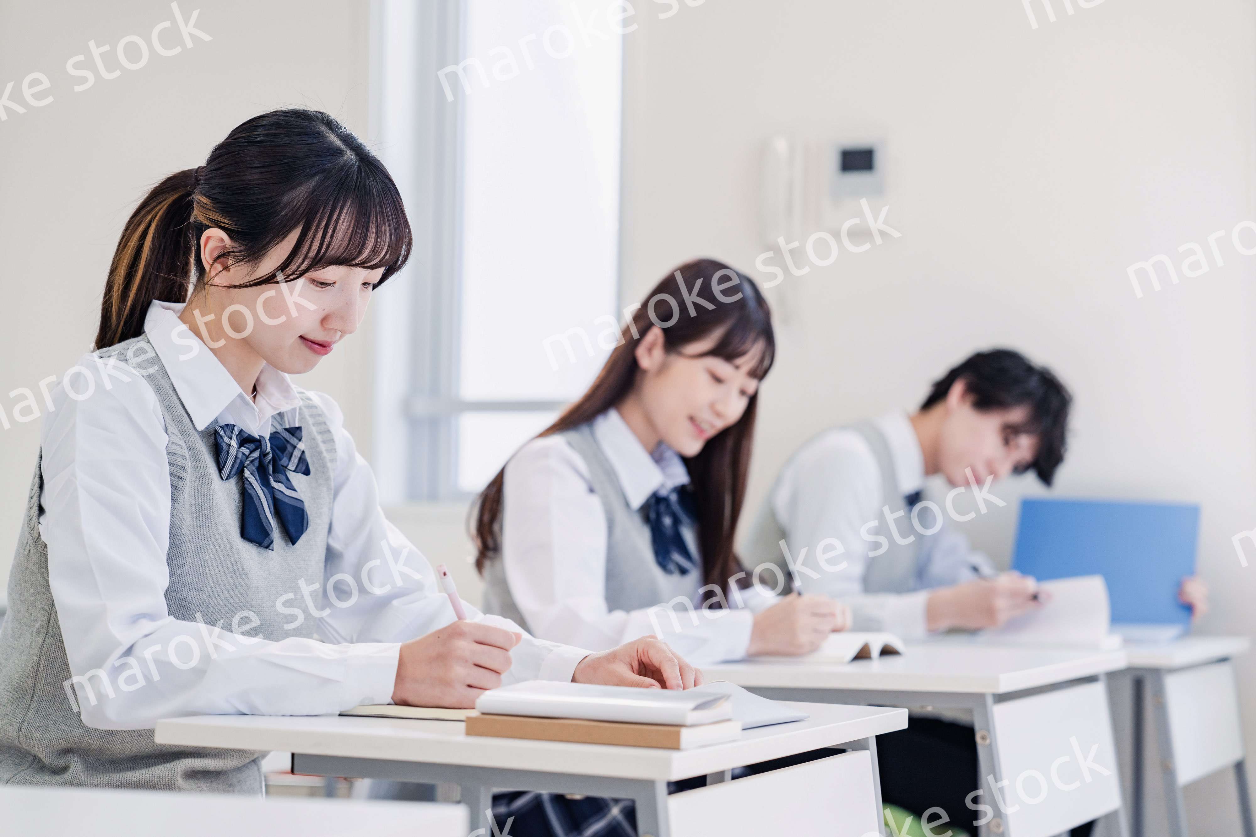 集中してノートを取る高校生