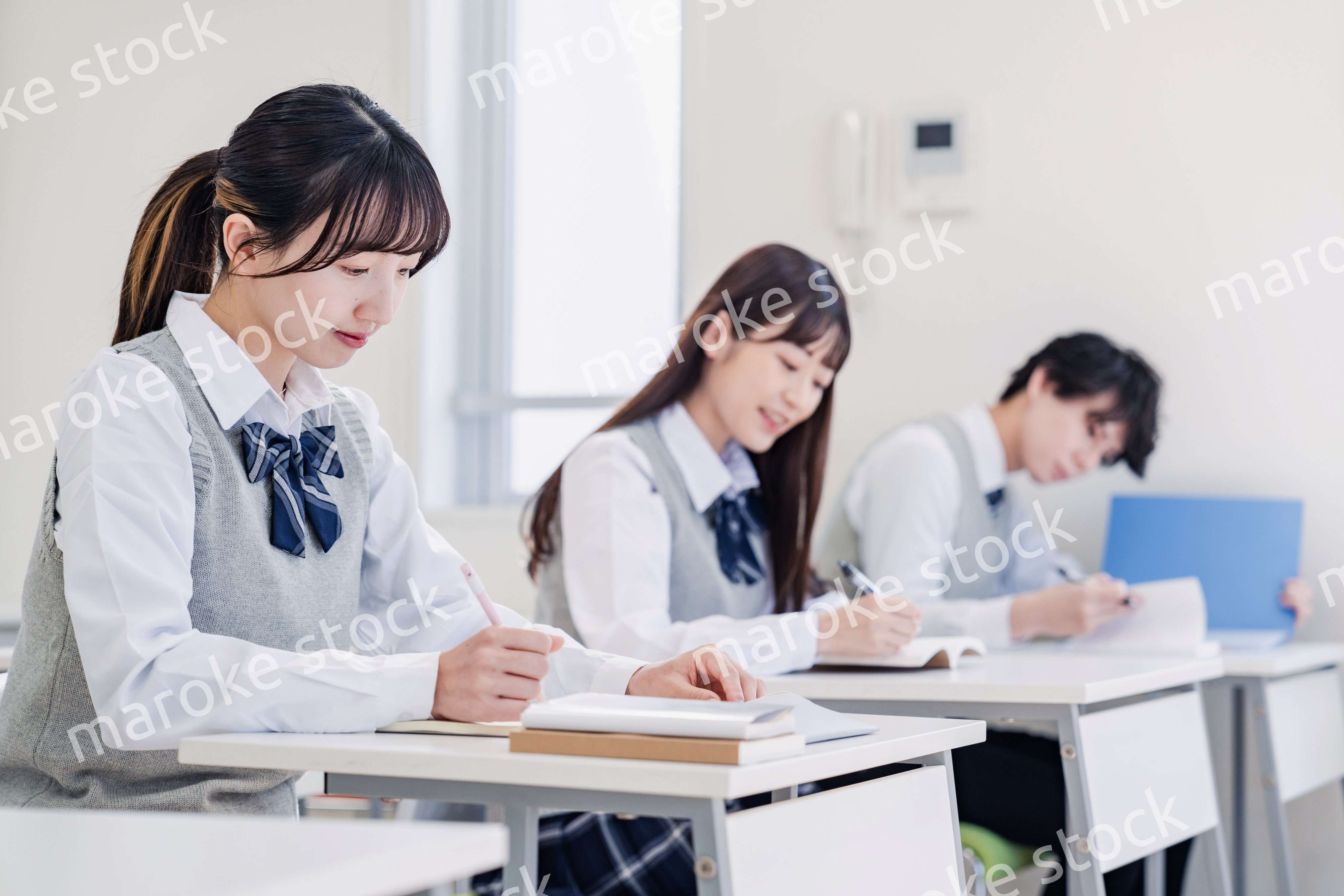 集中してノートを取る高校生