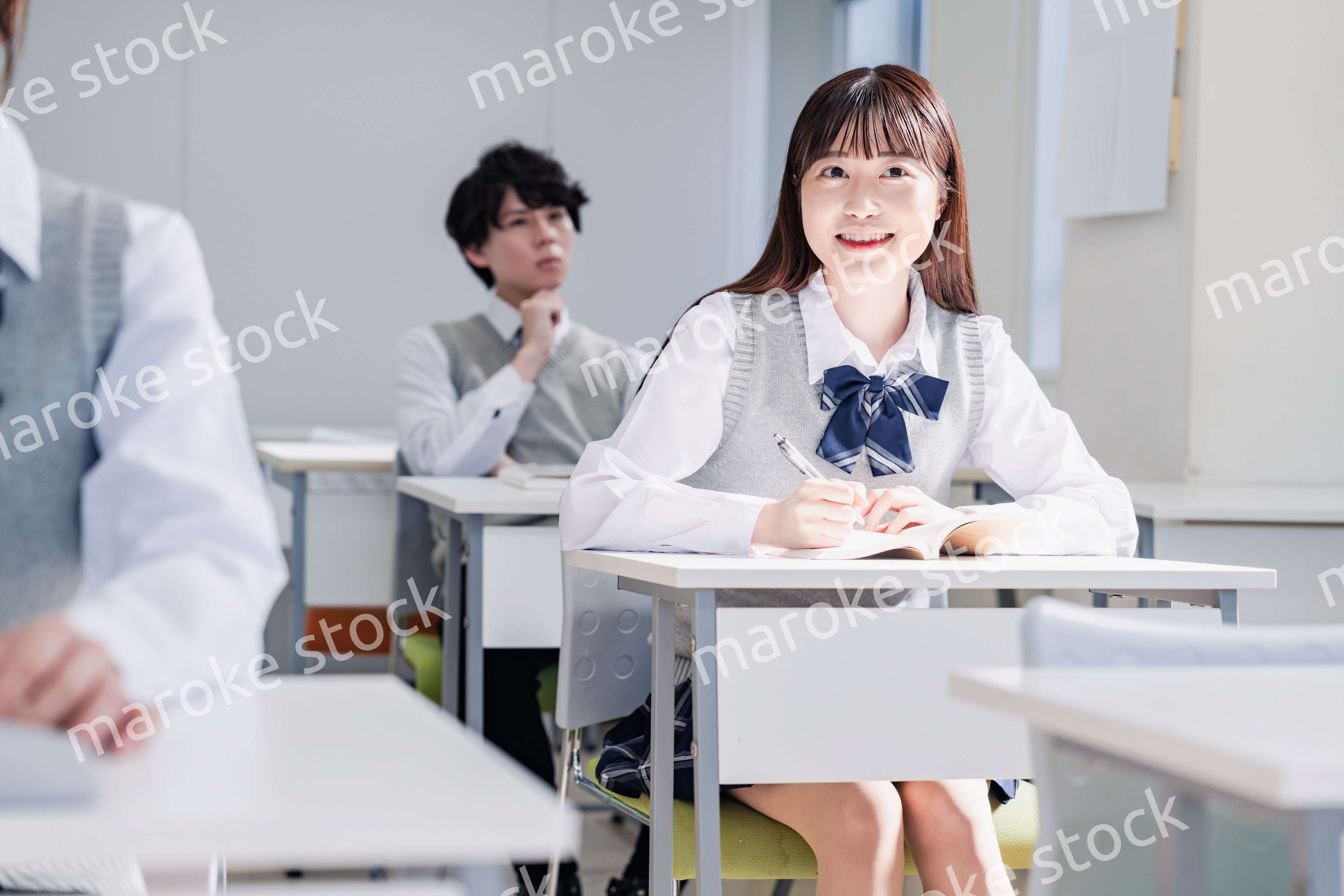 教室で楽しく授業を受ける高校生