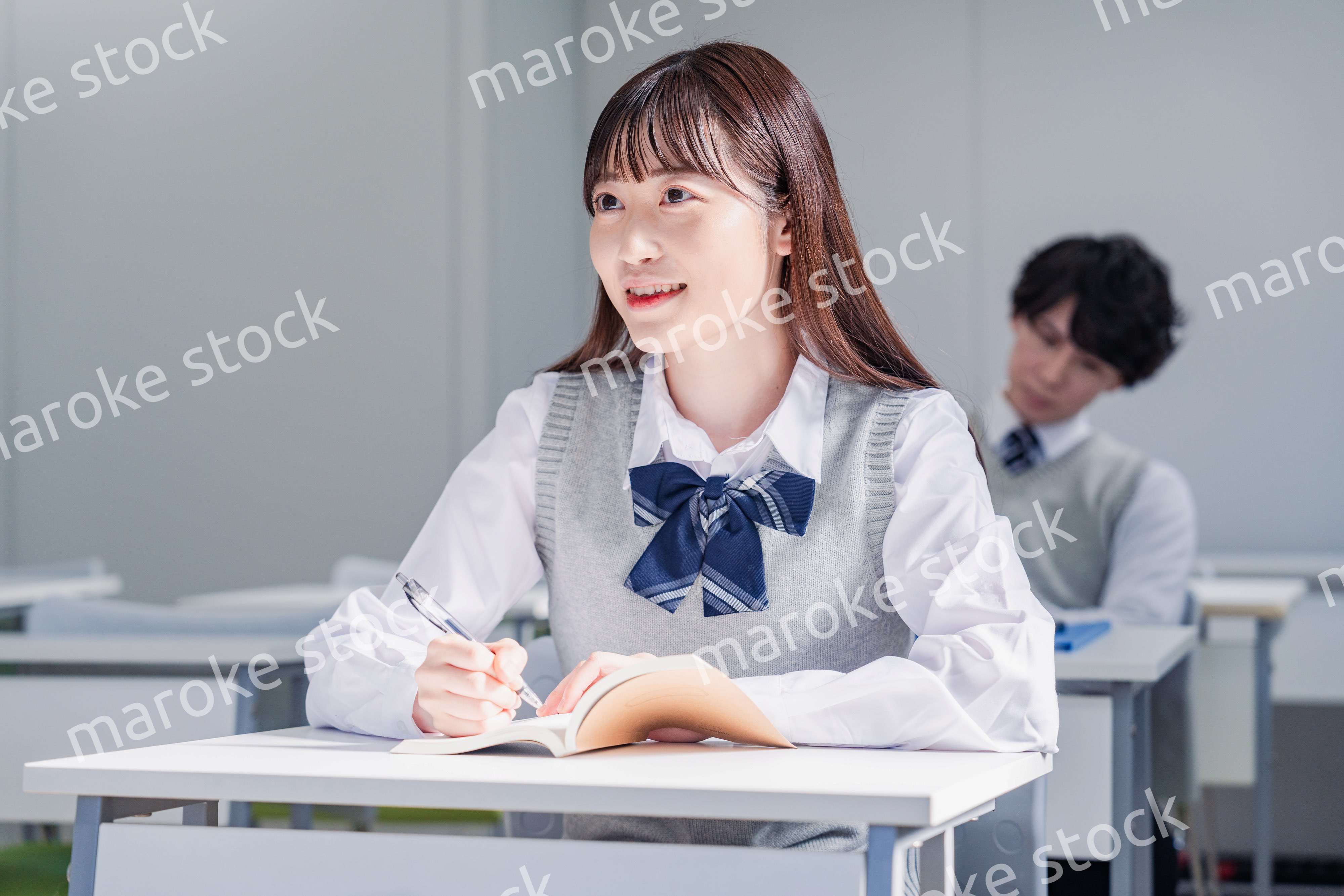 制服で予備校の授業を受けるティーンエージャー