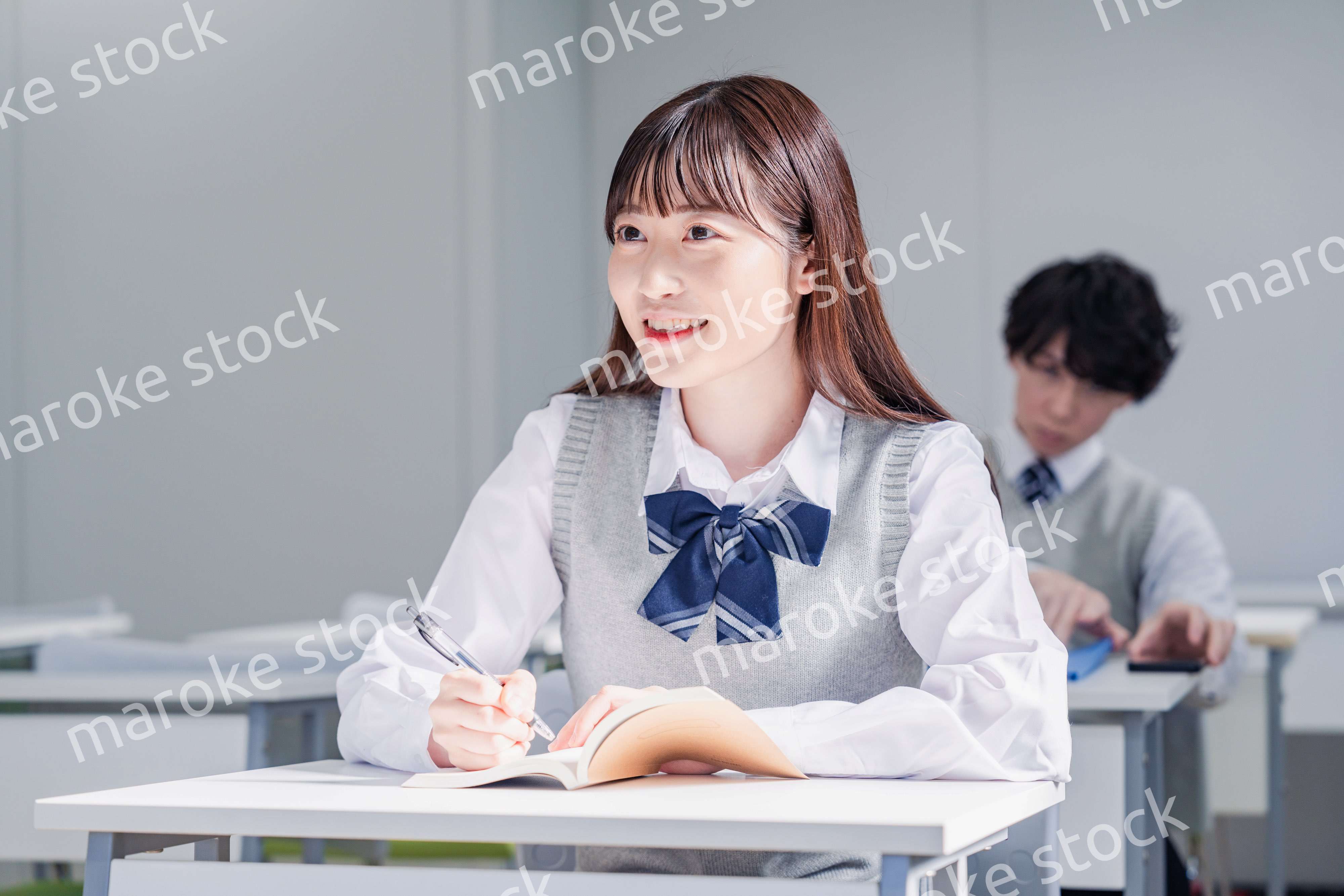 制服で予備校の授業を受けるティーンエージャー