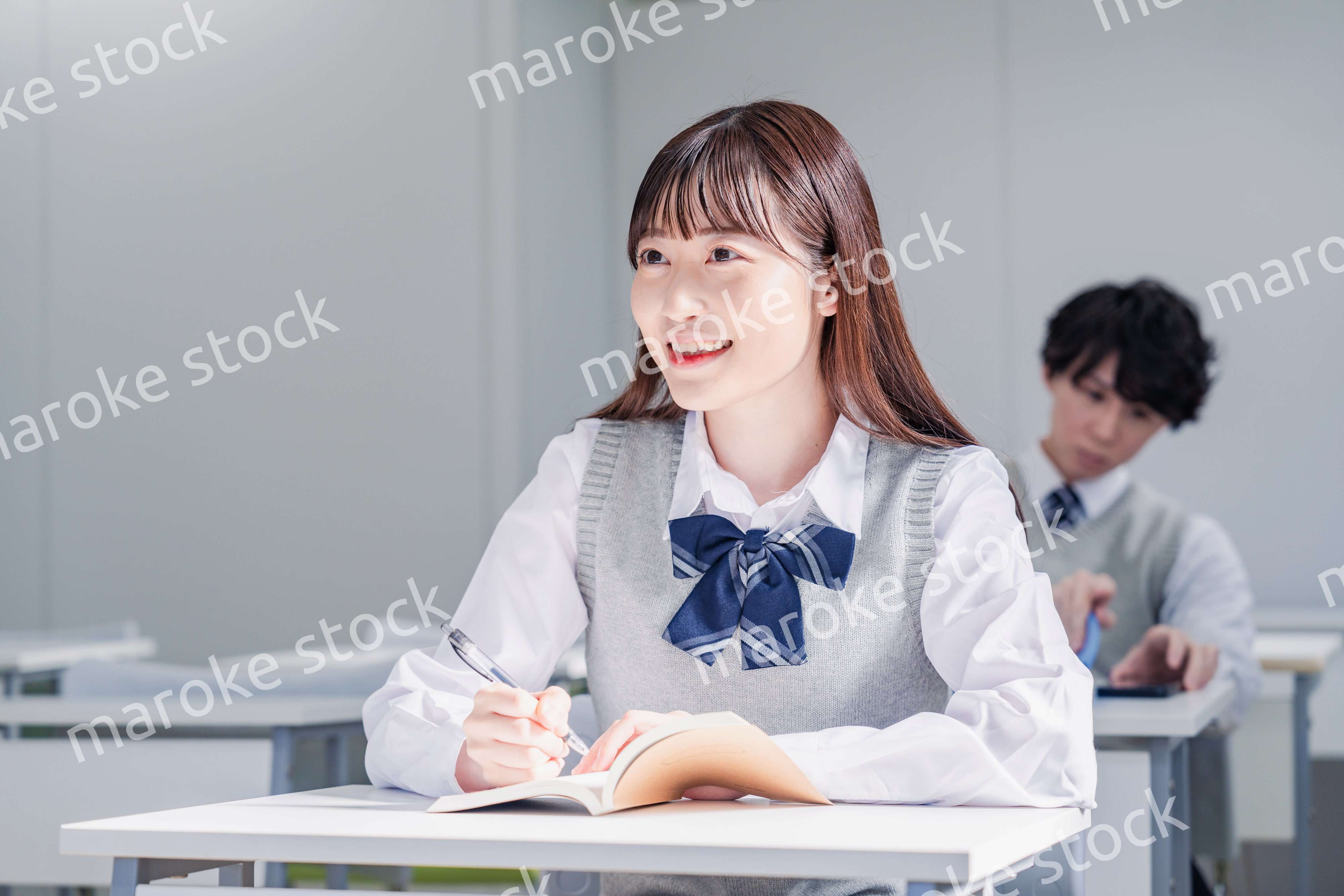 制服で予備校の授業を受けるティーンエージャー