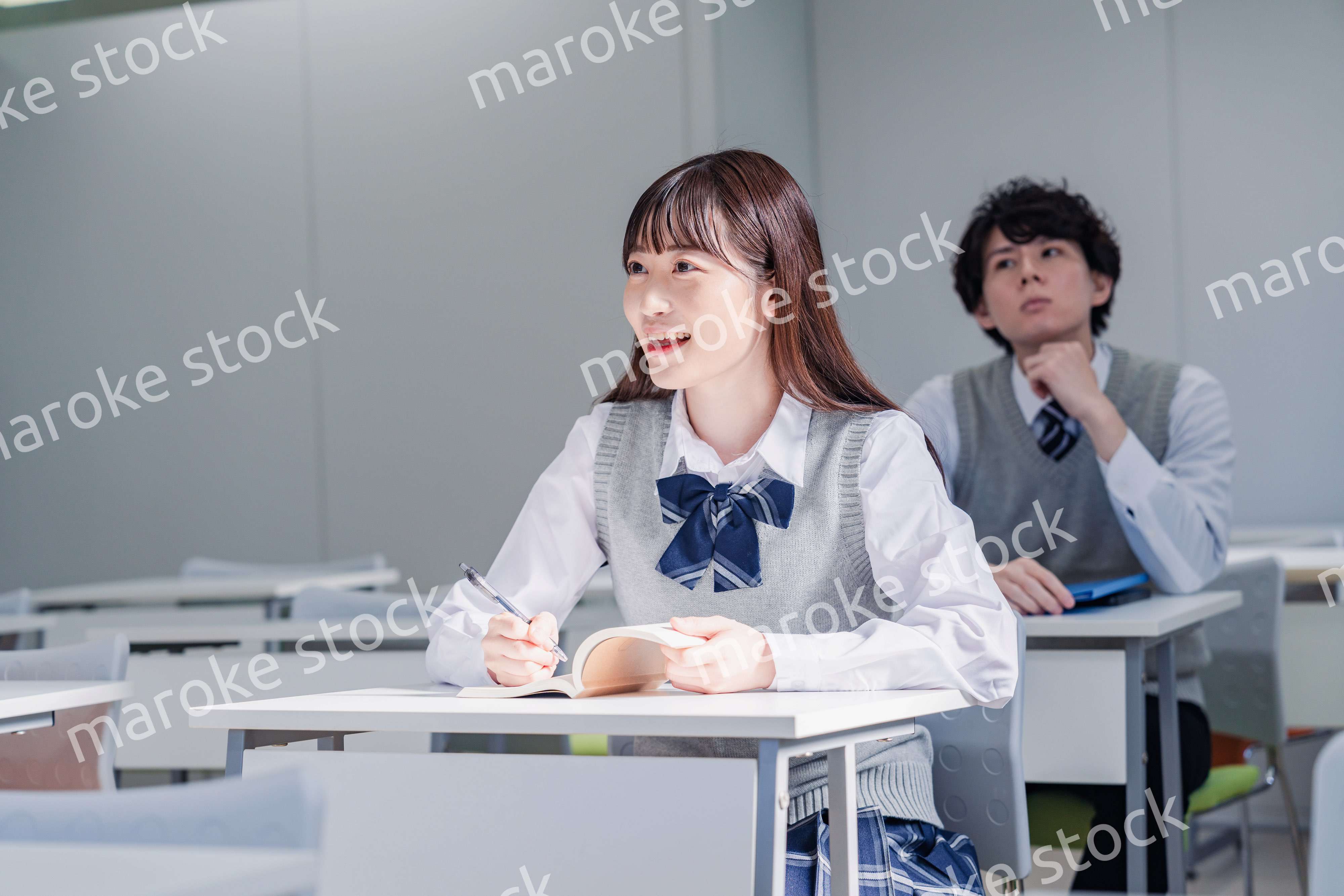 制服で予備校の授業を受けるティーンエージャー