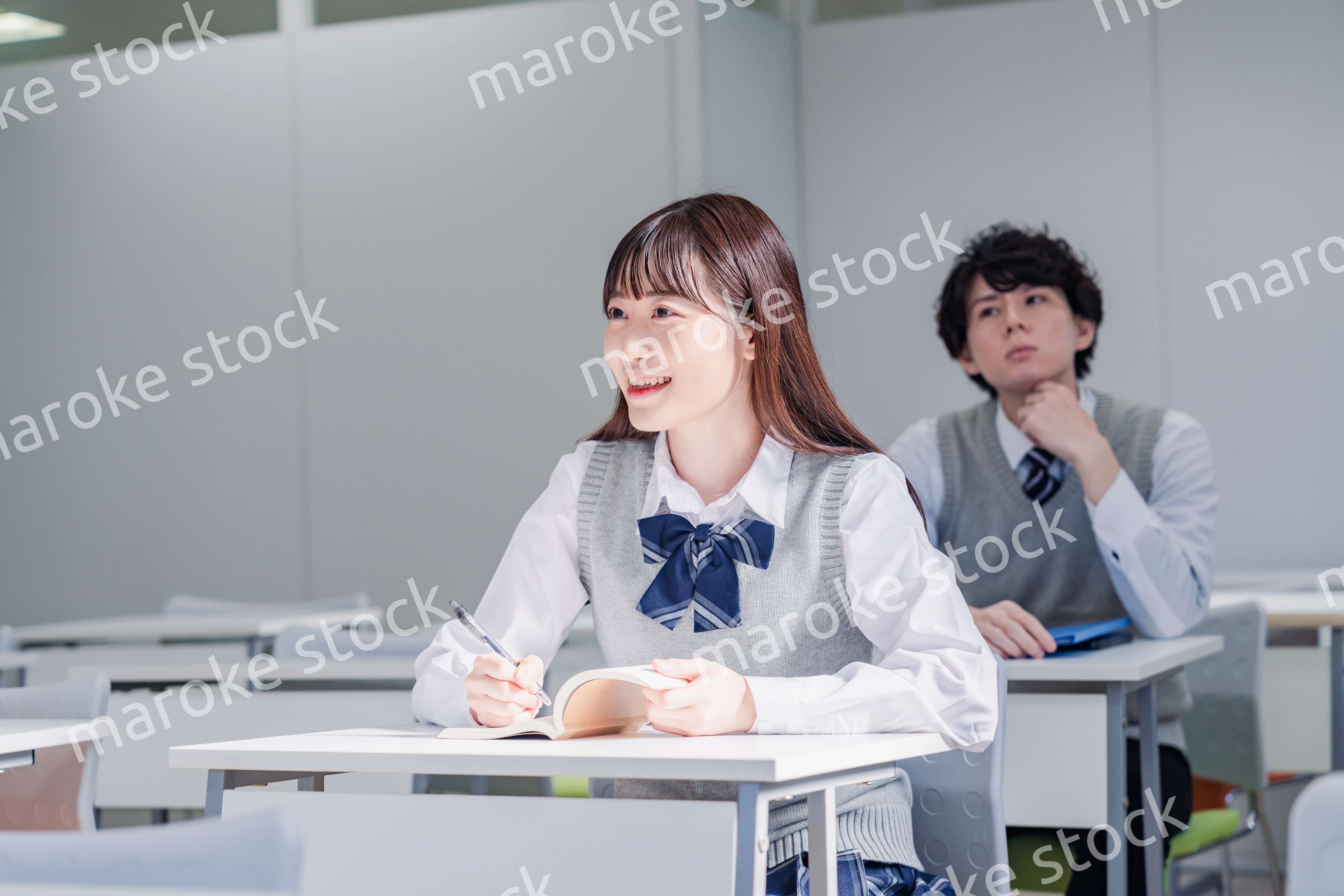 制服で予備校の授業を受けるティーンエージャー