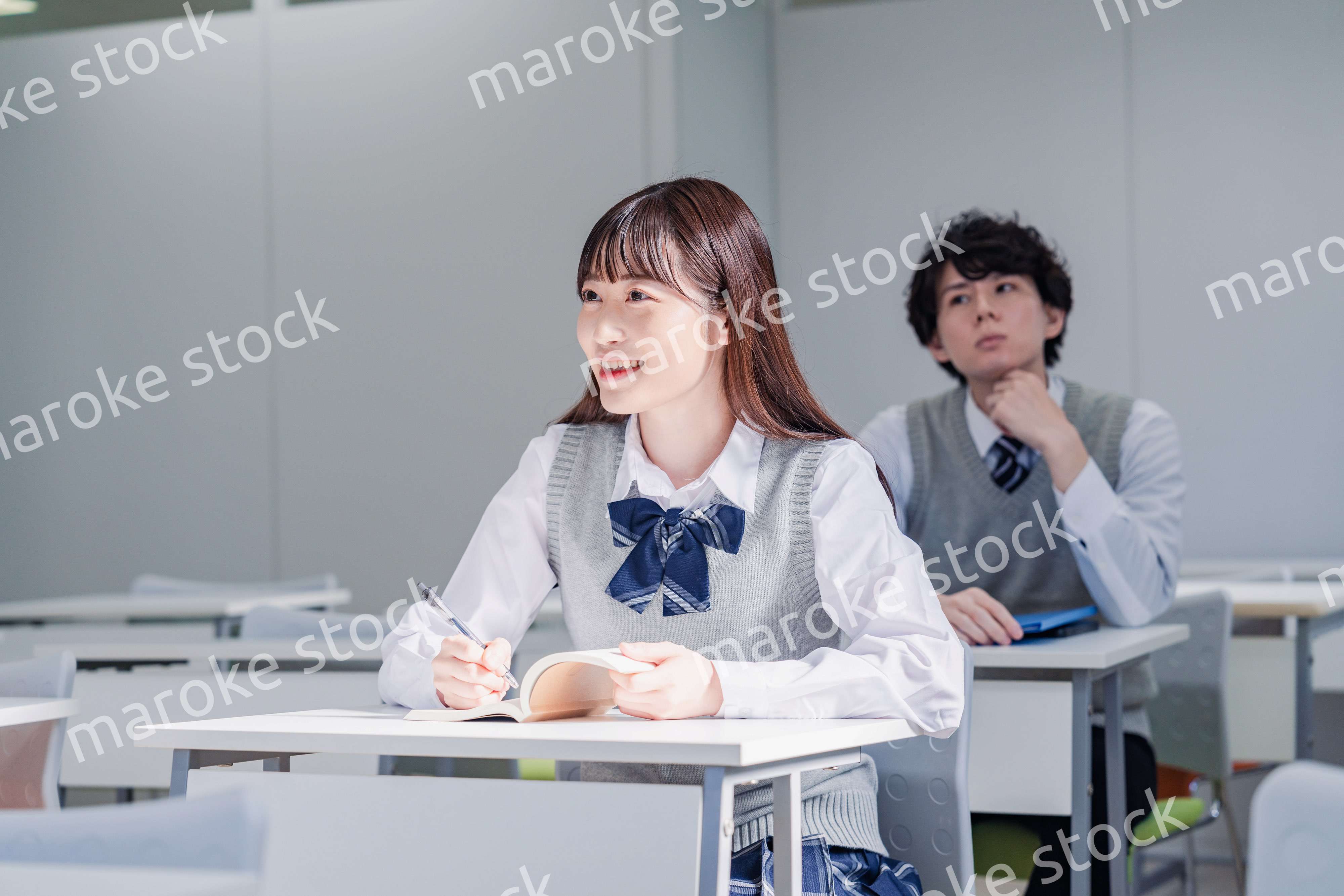 制服で予備校の授業を受けるティーンエージャー