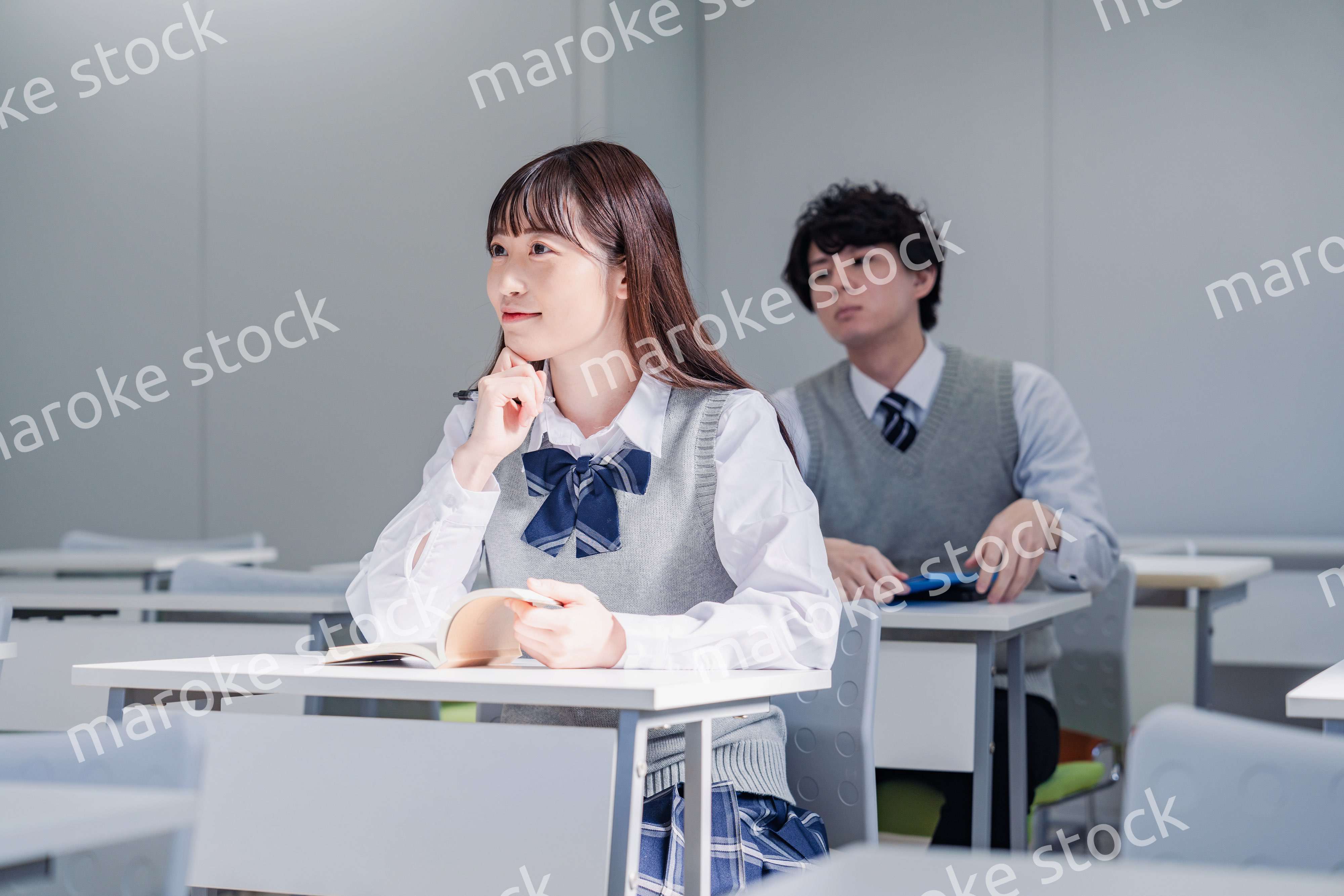 制服で予備校の授業を受けるティーンエージャー