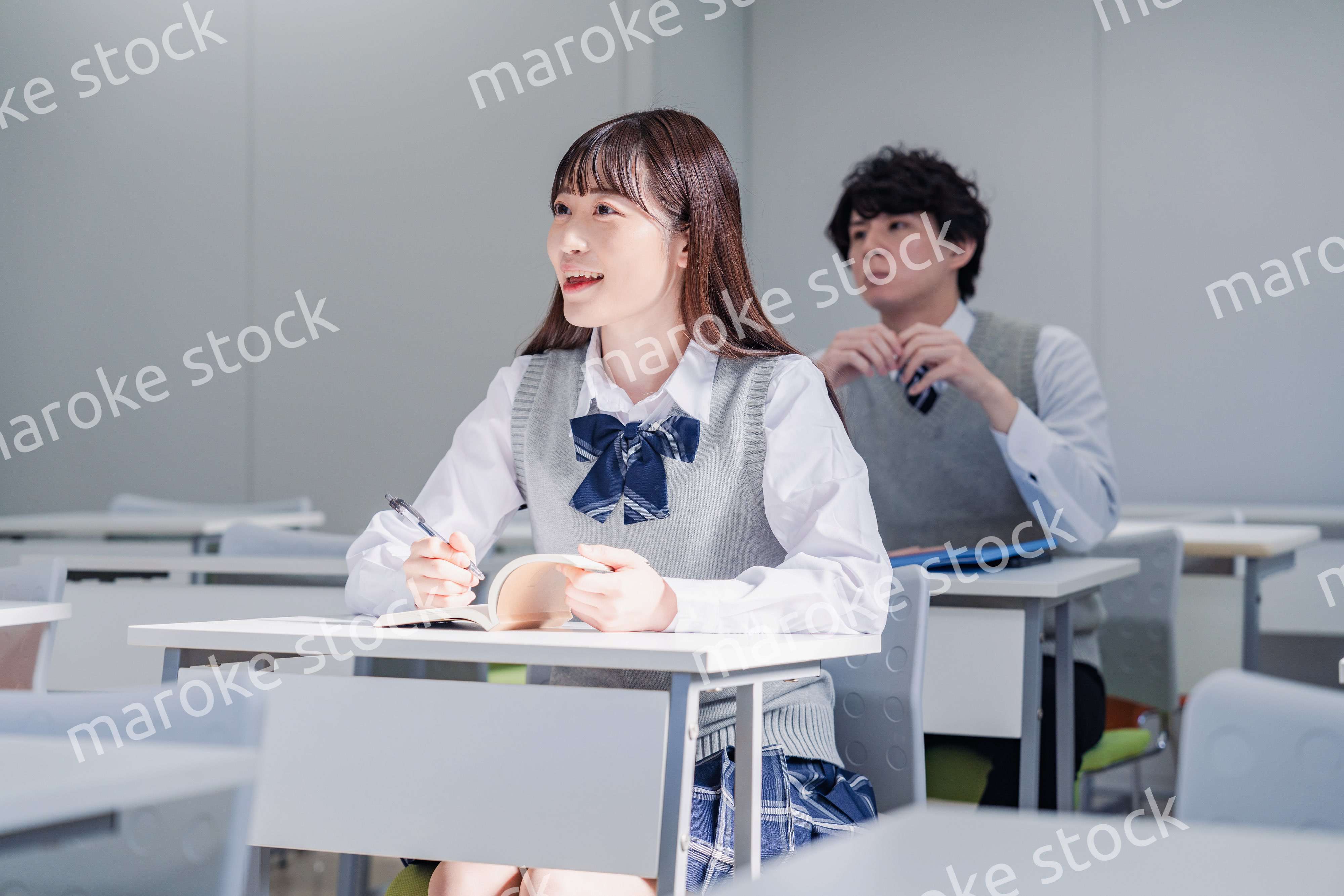 制服で予備校の授業を受けるティーンエージャー