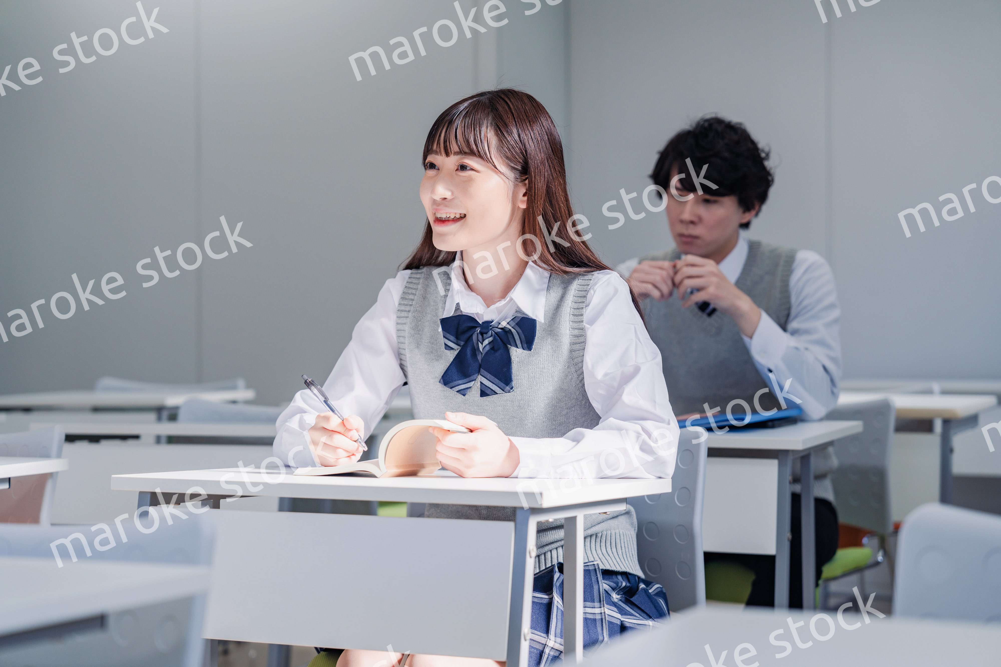 制服で予備校の授業を受けるティーンエージャー