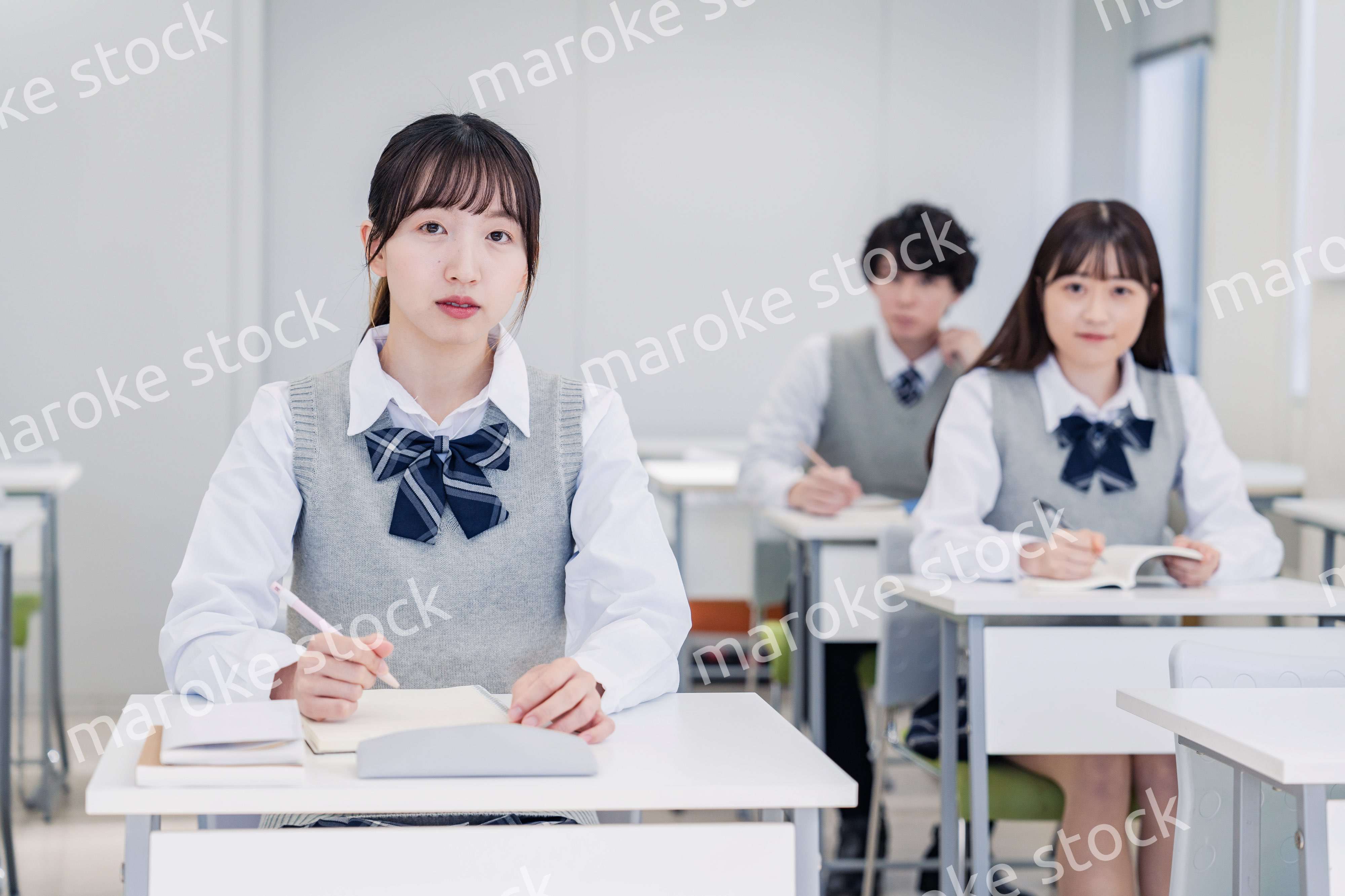 教室で真剣に授業を受ける高校生