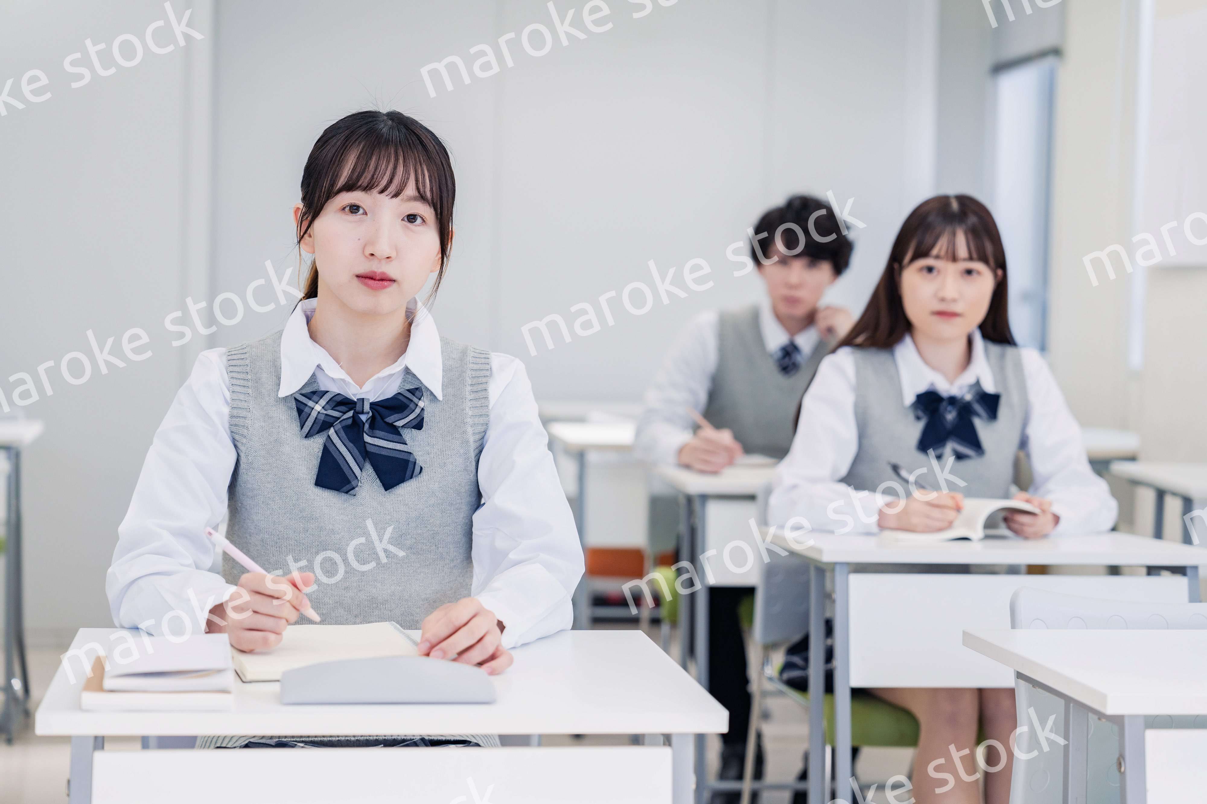 教室で真剣に授業を受ける高校生