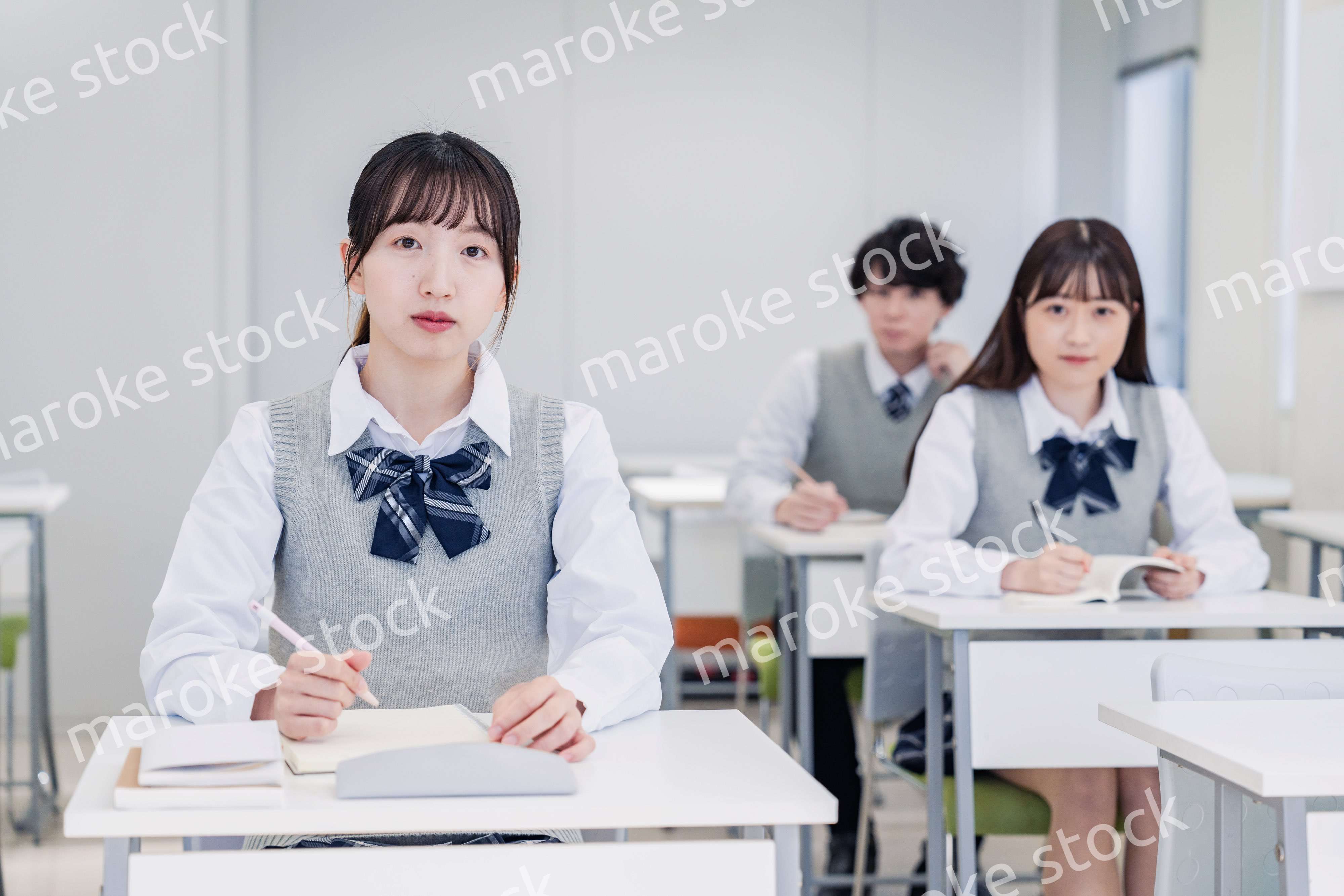 教室で真剣に授業を受ける高校生