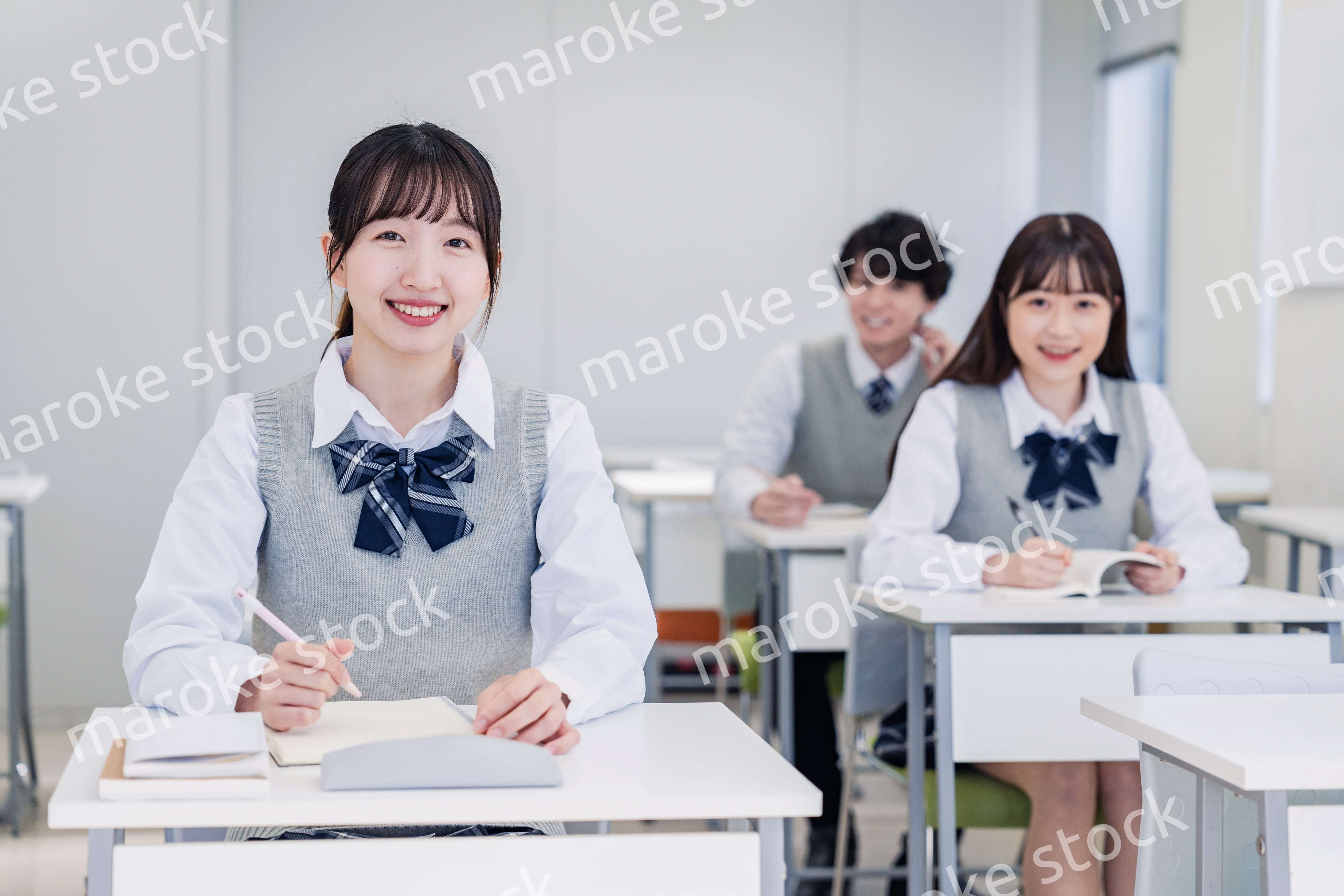 教室で楽しく授業を受ける高校生