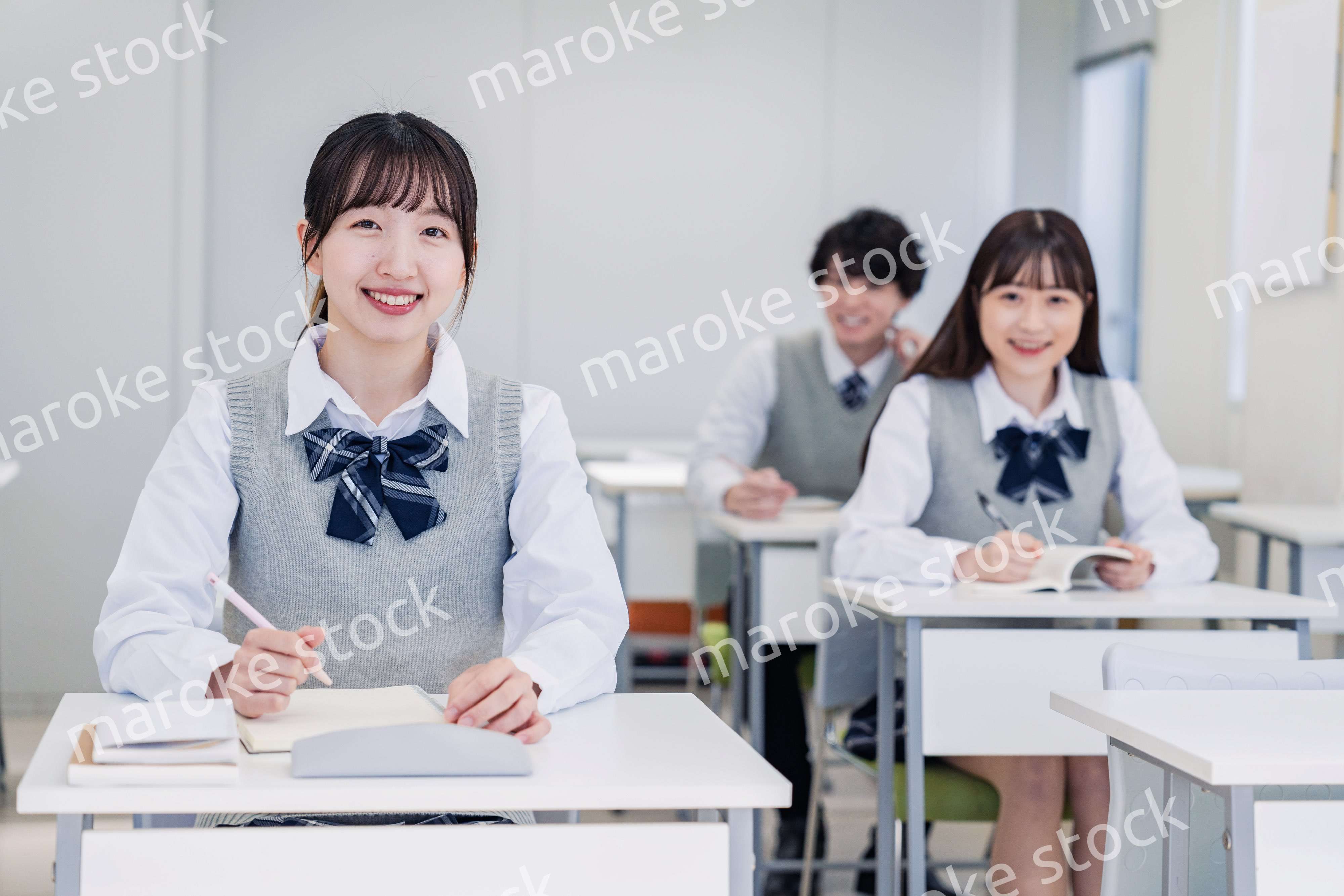 教室で楽しく授業を受ける高校生