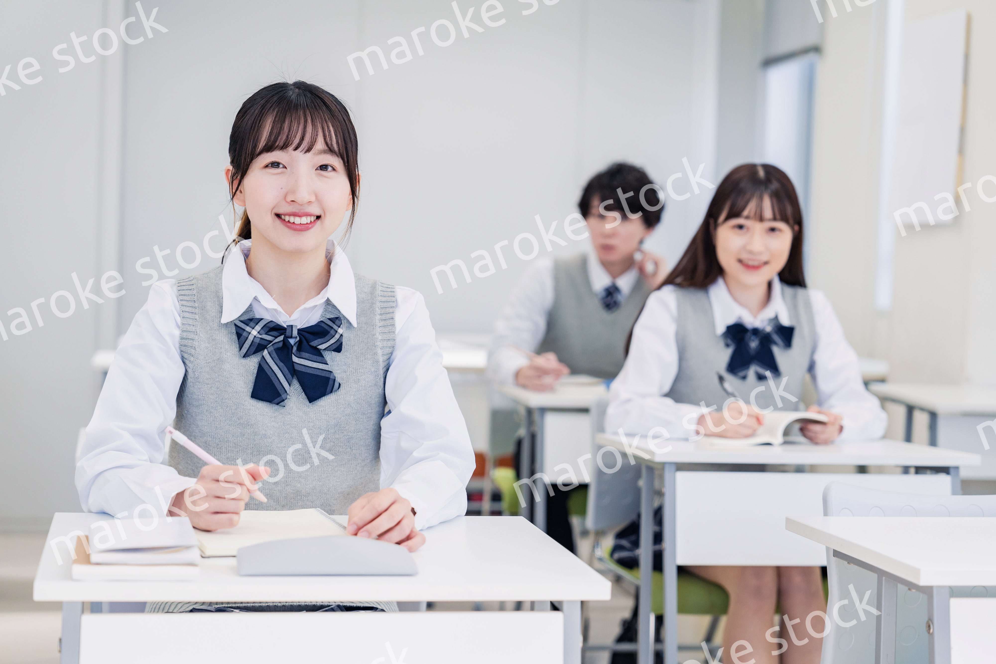 教室で楽しく授業を受ける高校生