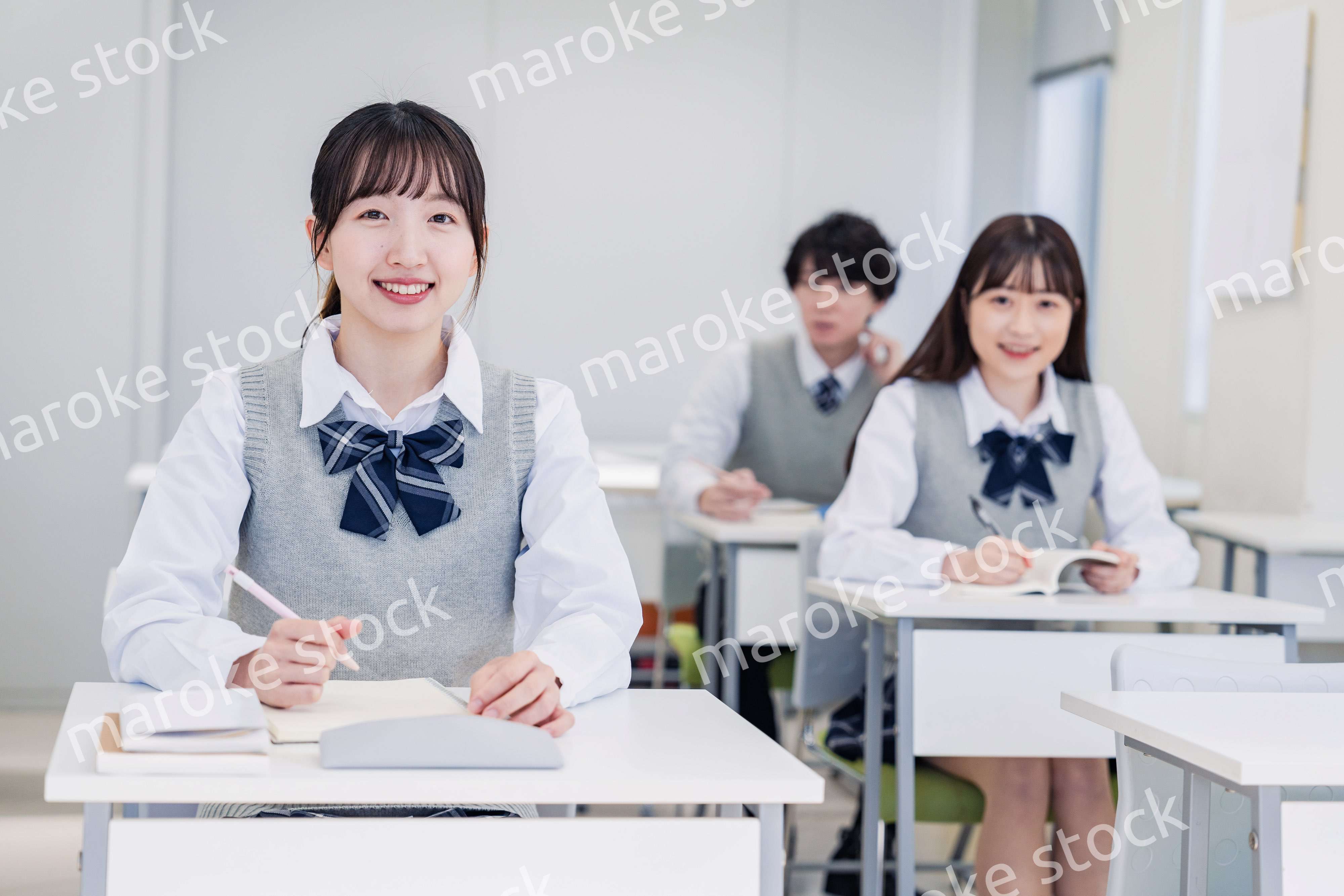 教室で楽しく授業を受ける高校生