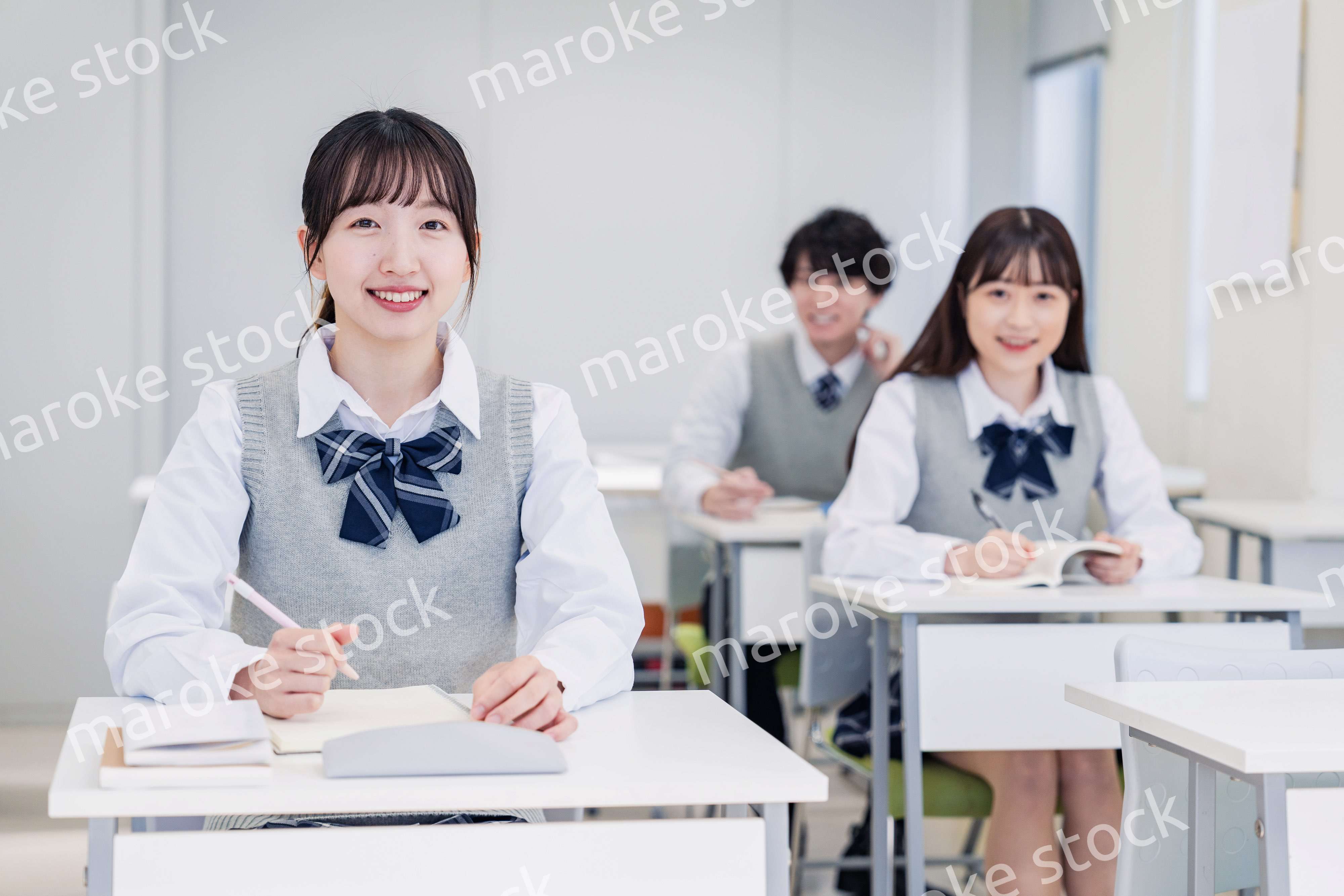 教室で楽しく授業を受ける高校生