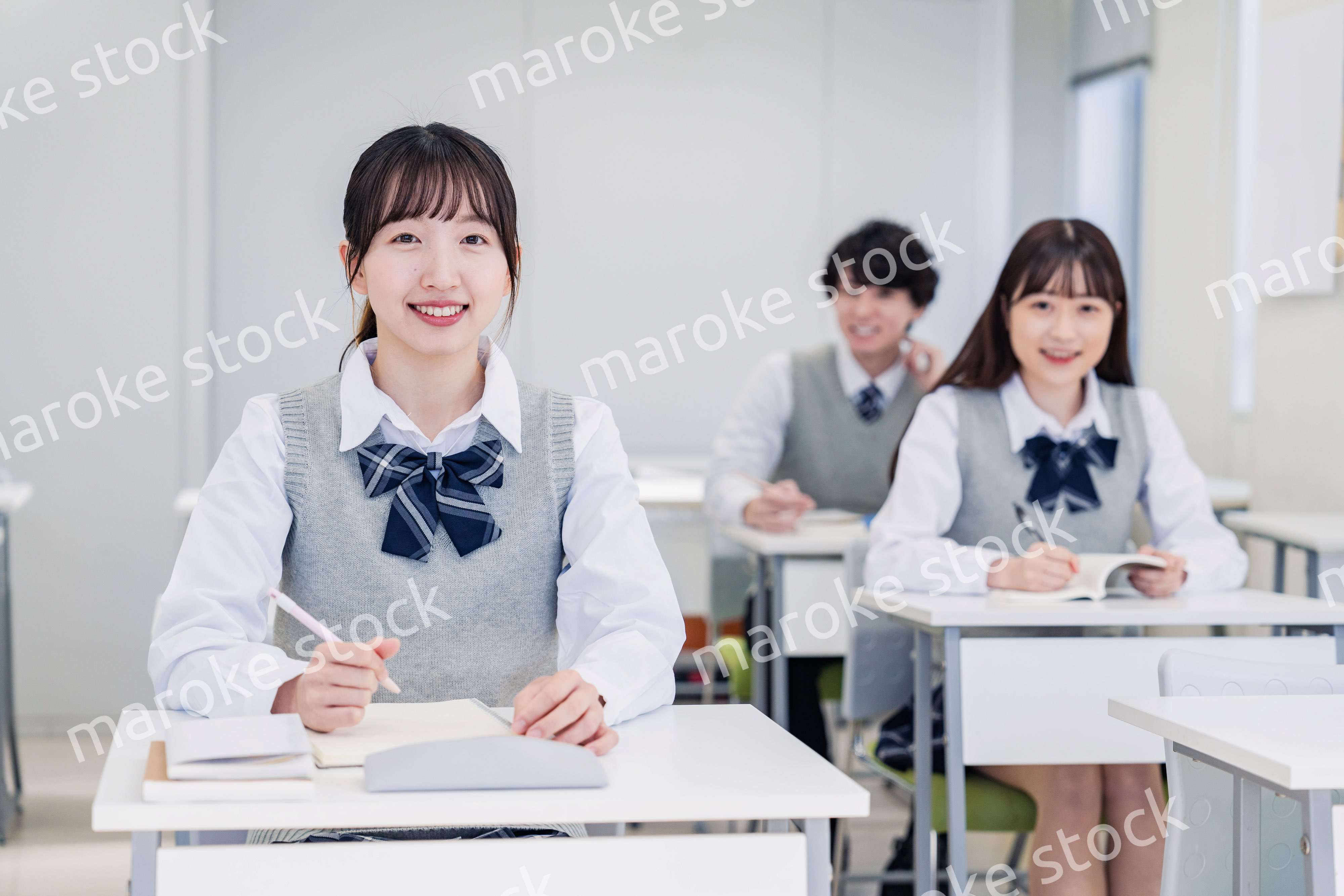 教室で楽しく授業を受ける高校生