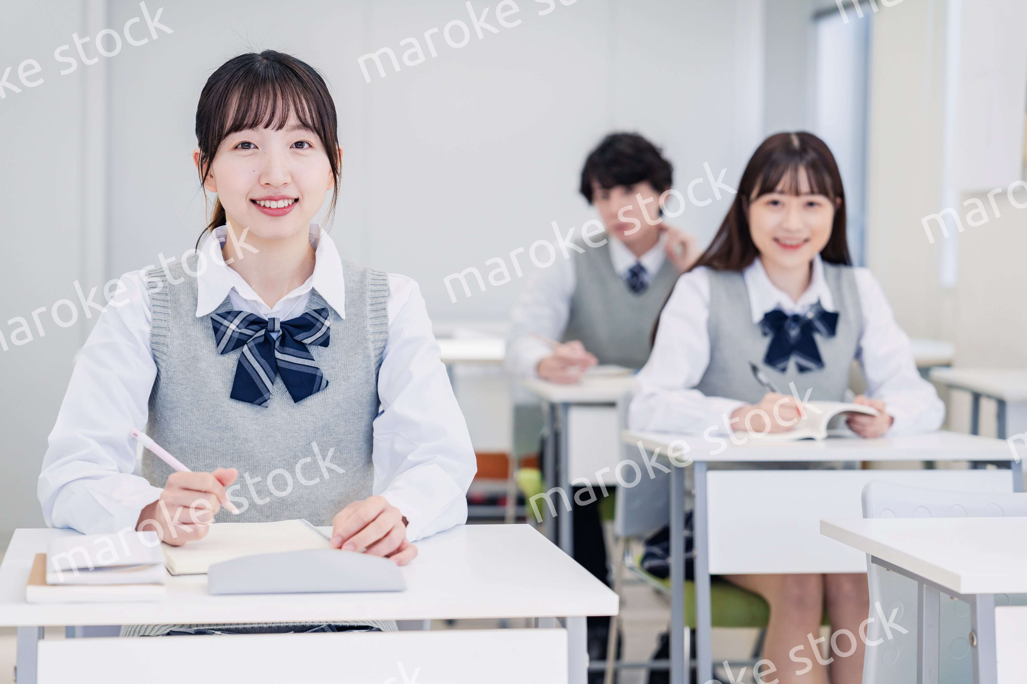 教室で楽しく授業を受ける高校生