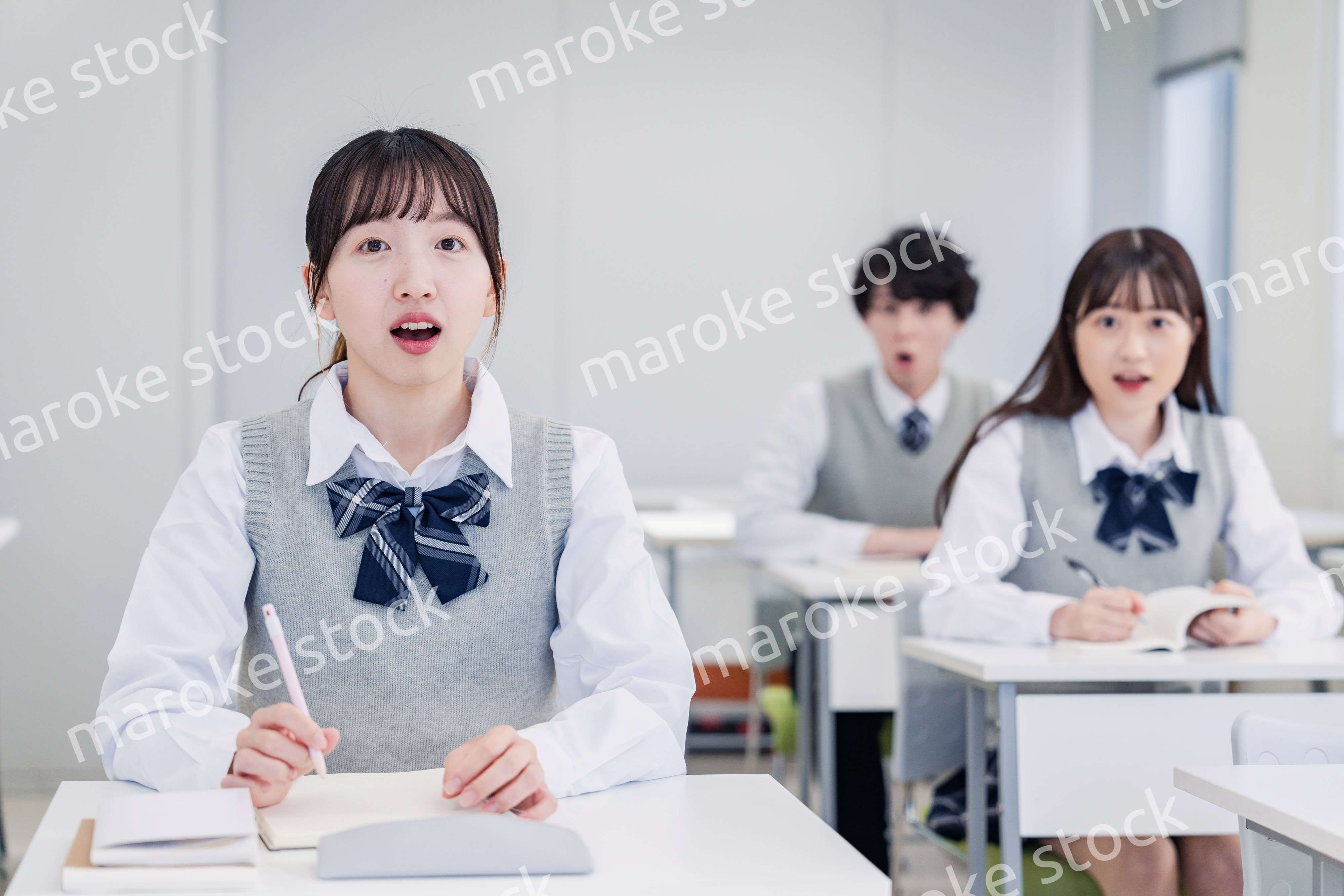 授業中に驚く高校生